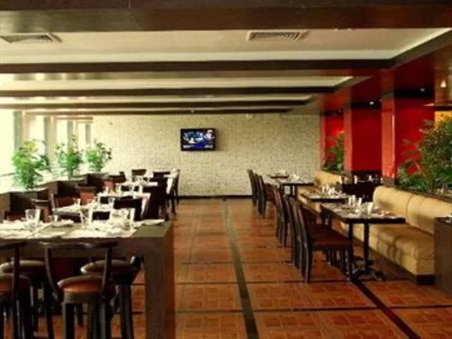 Restaurant/Places to Eat in Hotel Claresta