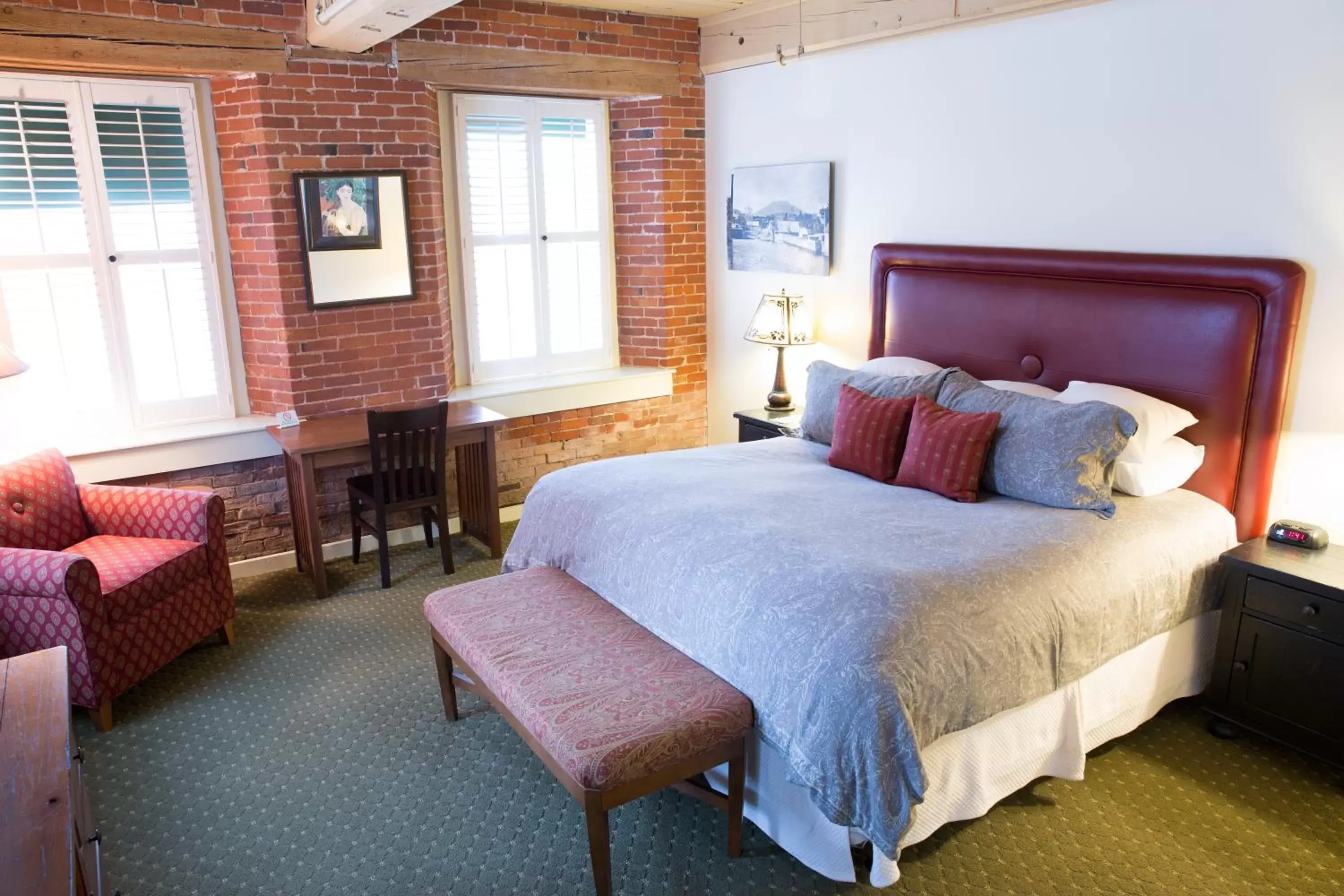 Bedroom, Bed in The Common Man Inn & Restaurant