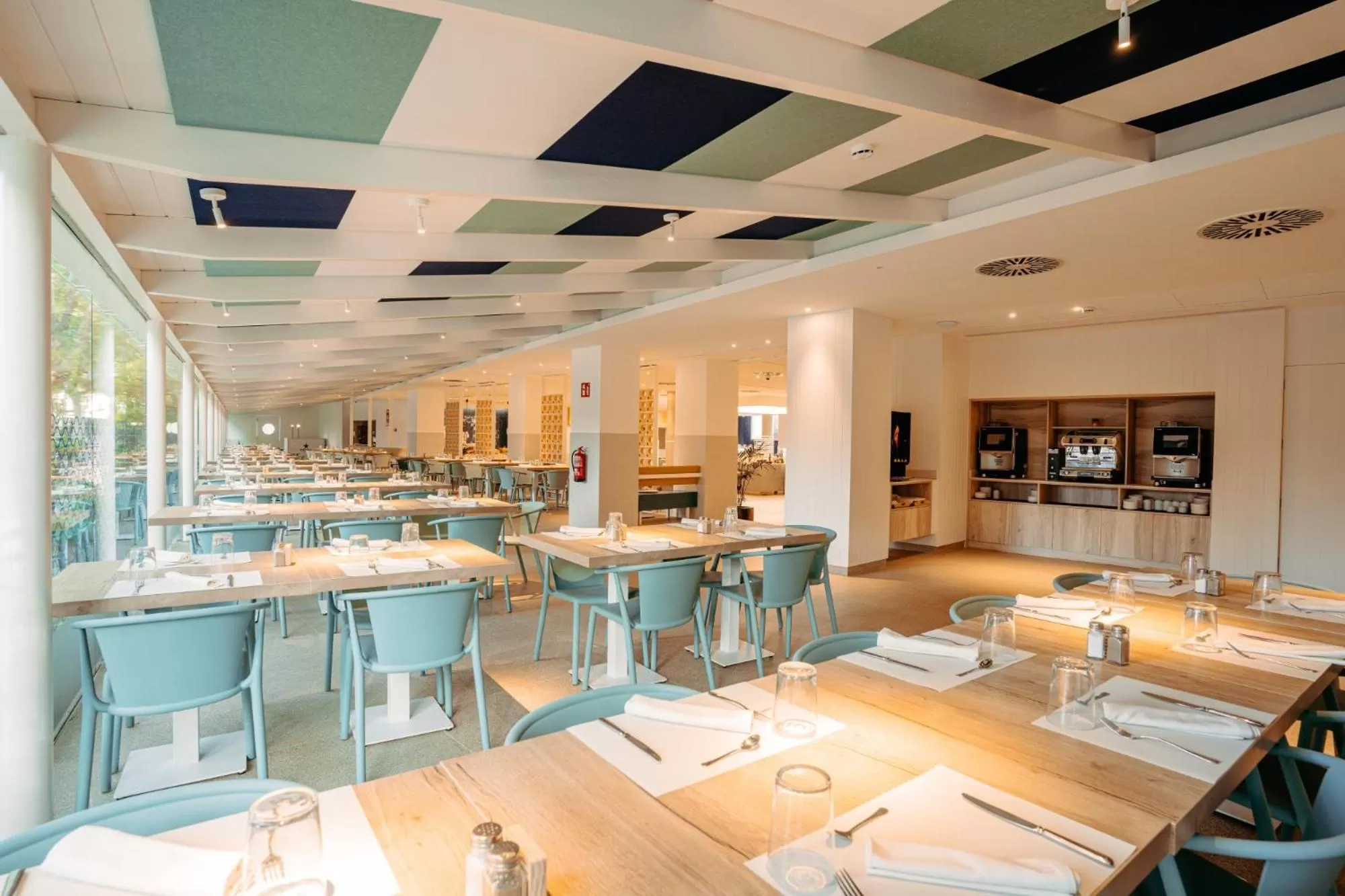 Restaurant/places to eat in Blaumar Hotel