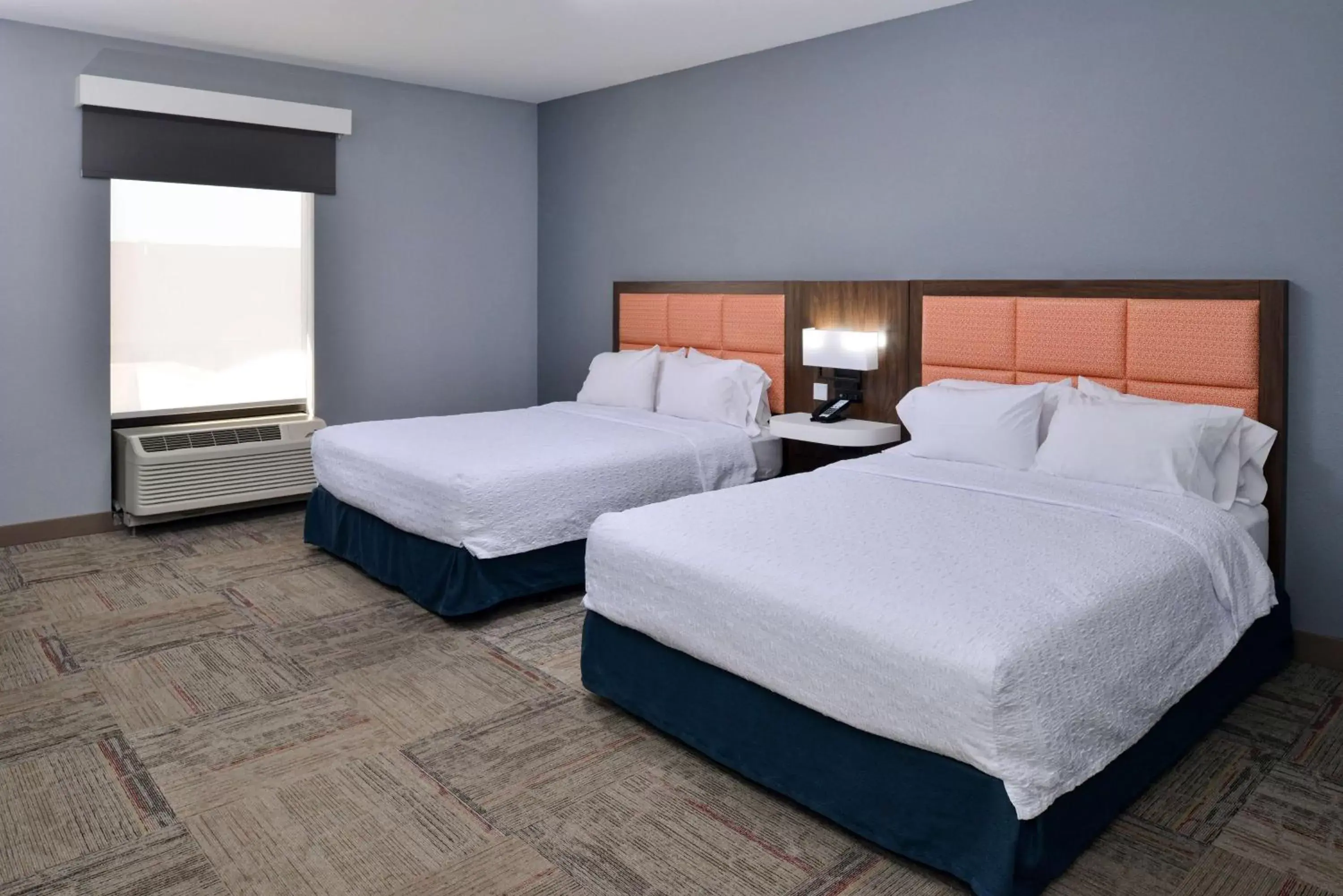 Bed in Hampton Inn Kansas City Northeast