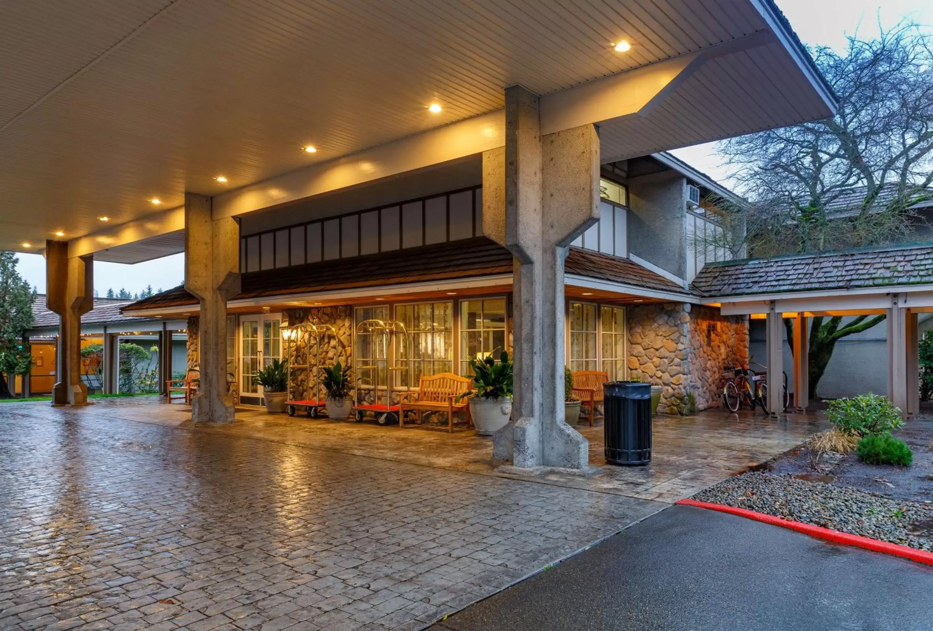 Facade/entrance in Red Lion Hotel Bellevue