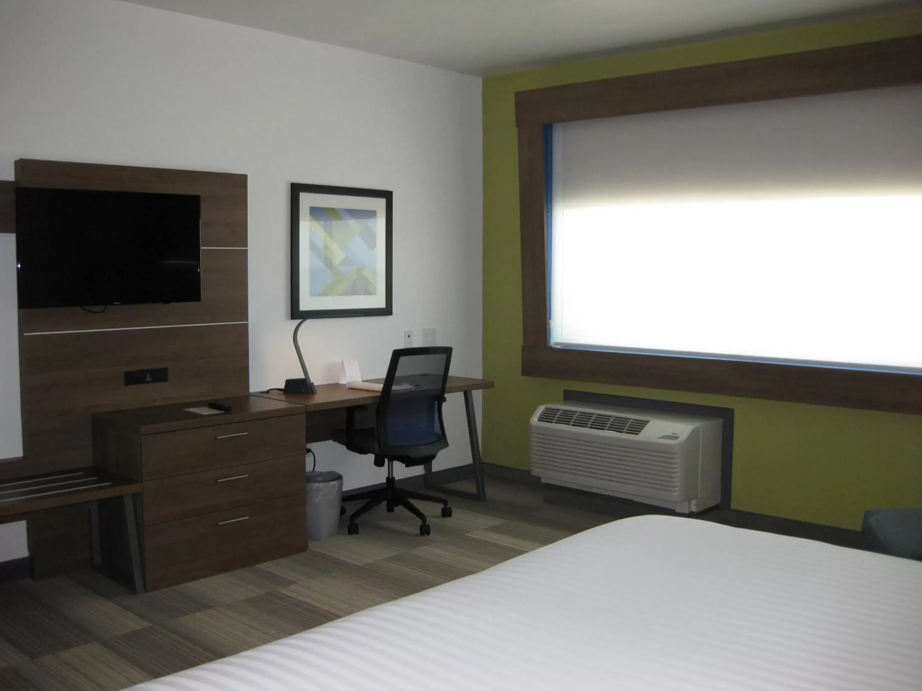 Bedroom, TV/Entertainment Center in Holiday Inn Express & Suites - Houston NW - Cypress Grand Pky, an IHG Hotel