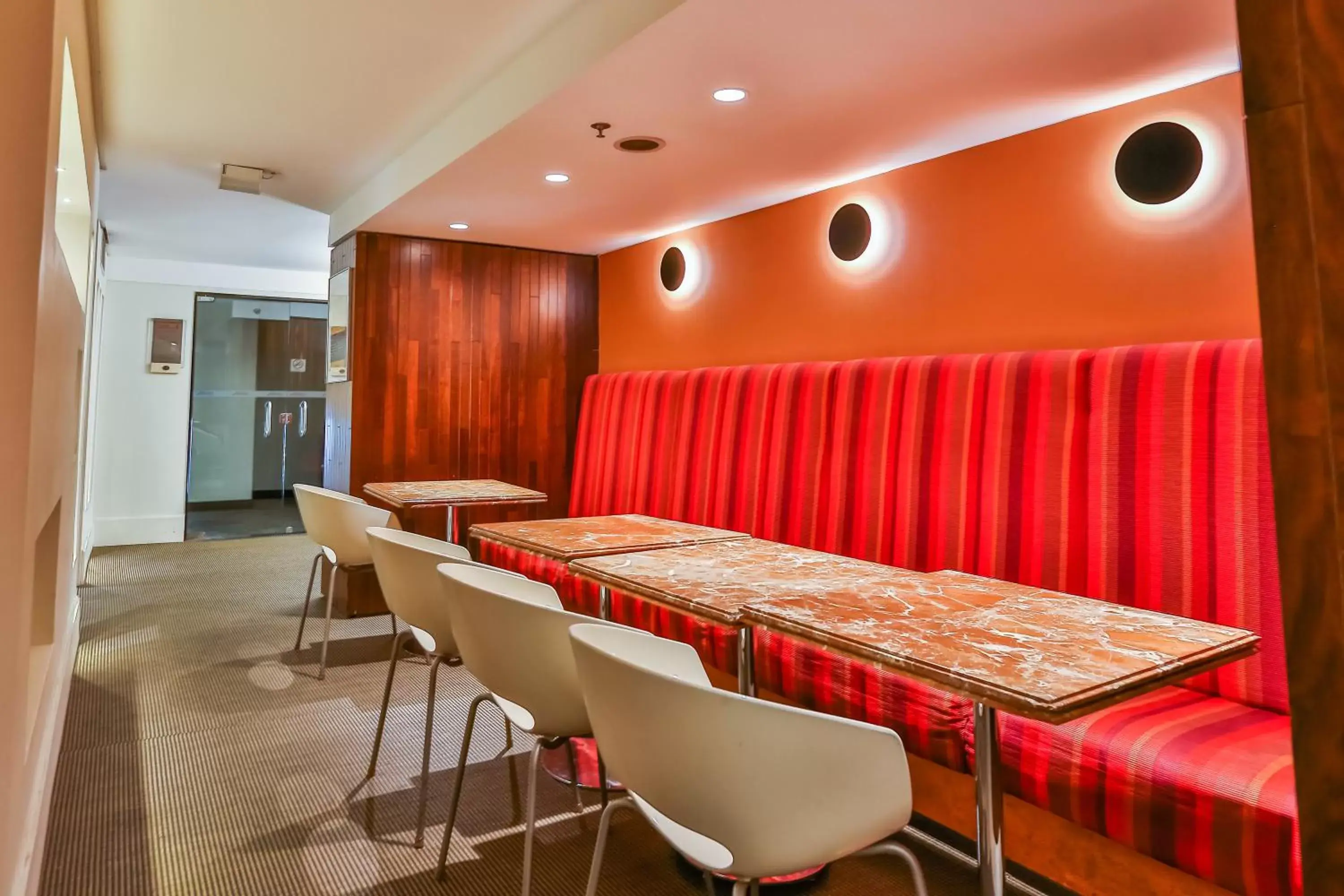 Lounge or bar in Comfort Suites Brasília