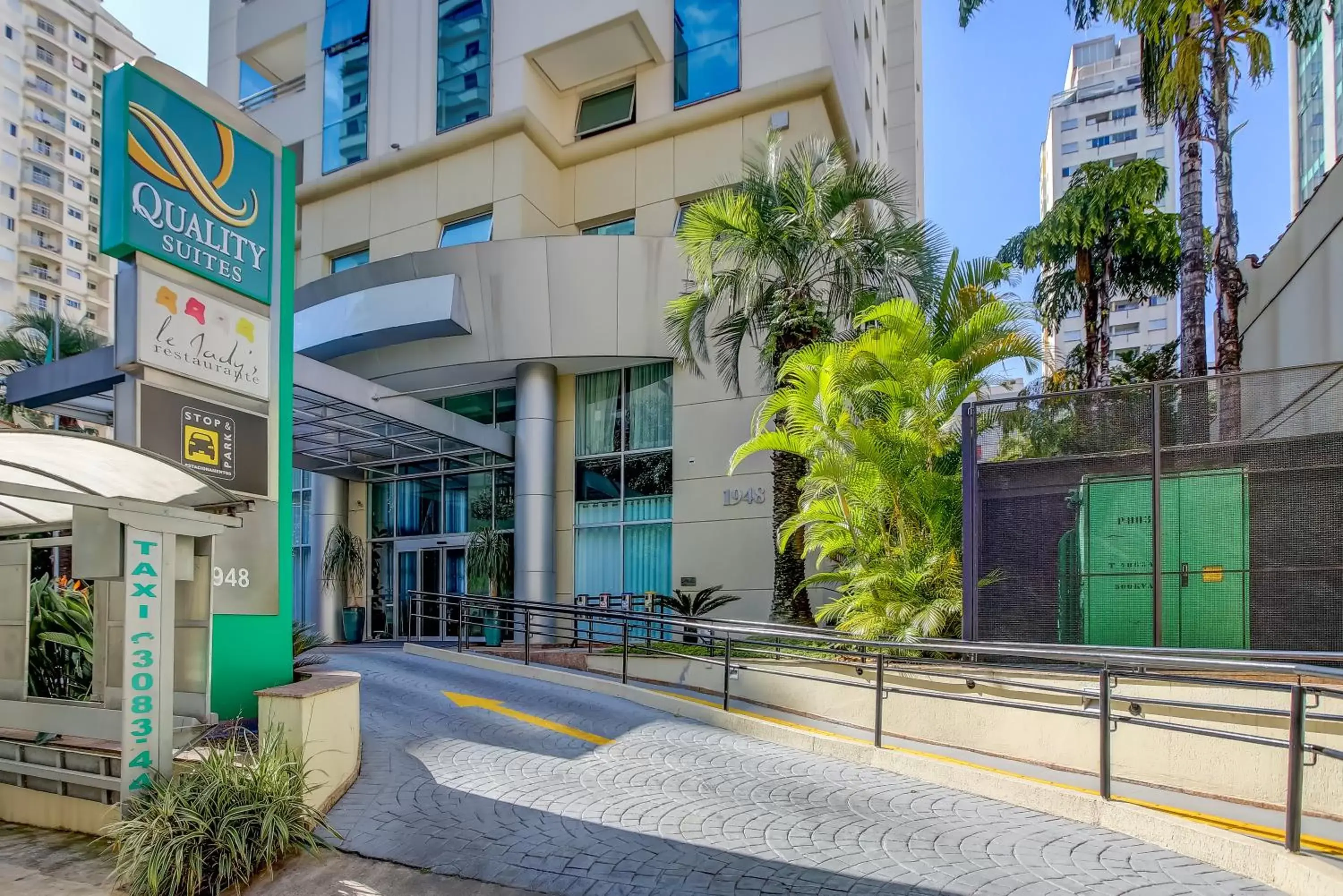 Facade/entrance in Quality Suítes Oscar Freire