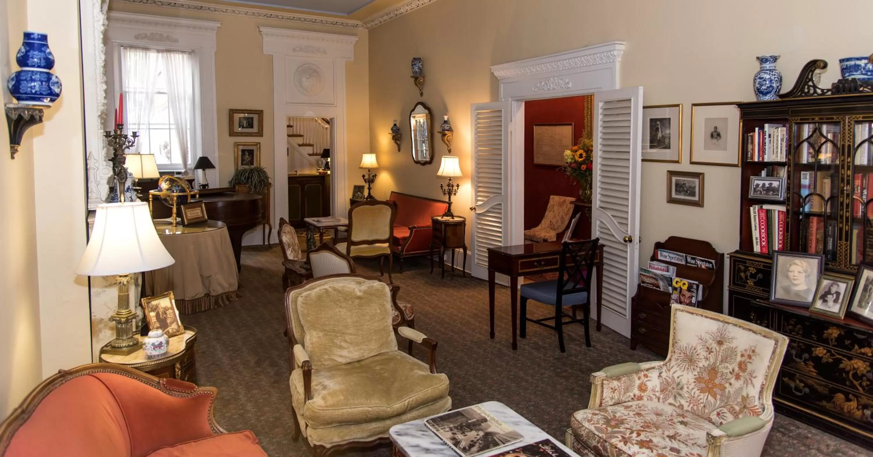 Communal lounge/ TV room in La Reserve Bed and Breakfast