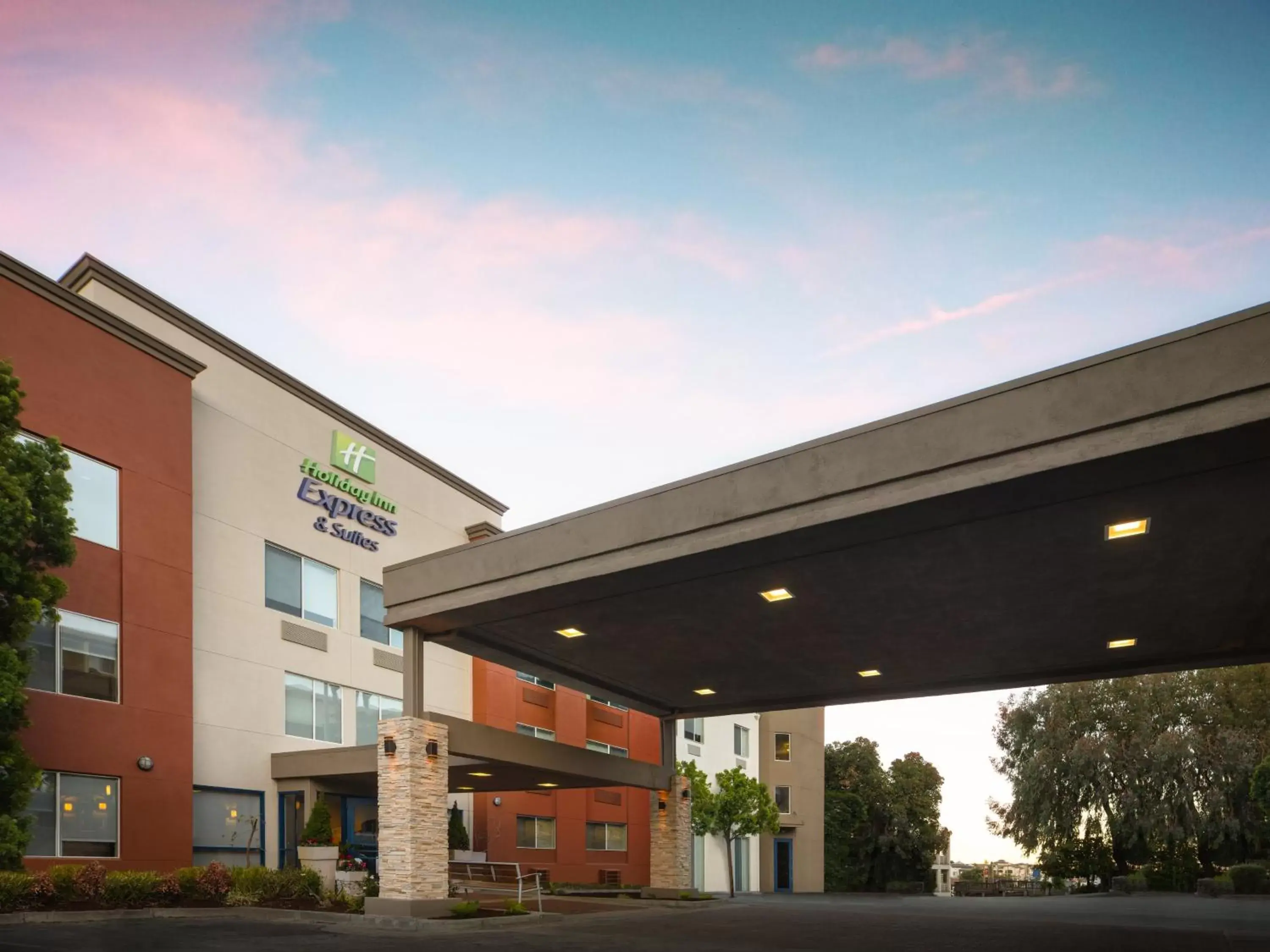 Property building in Holiday Inn Express Hotel & Suites Belmont, an IHG Hotel