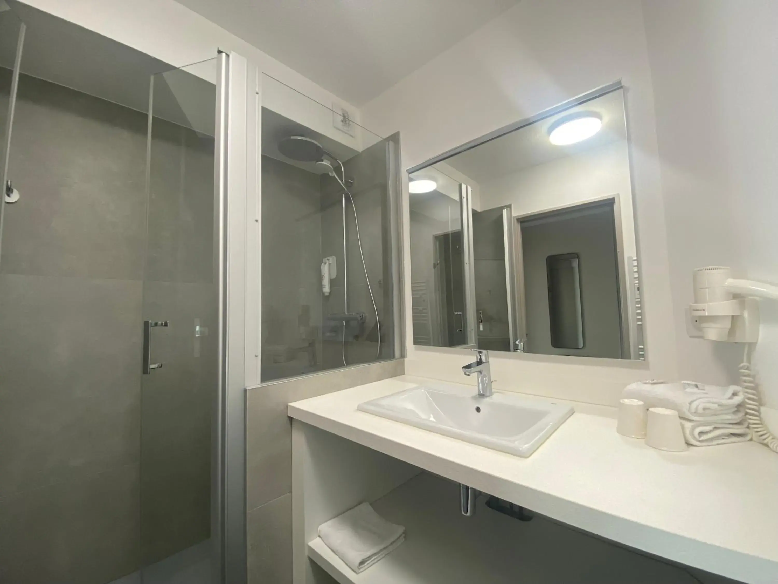 Shower, Bathroom in The Originals Boutique, Hotel Admiral's, Les Sables-d'Olonne (Inter-Hotel)