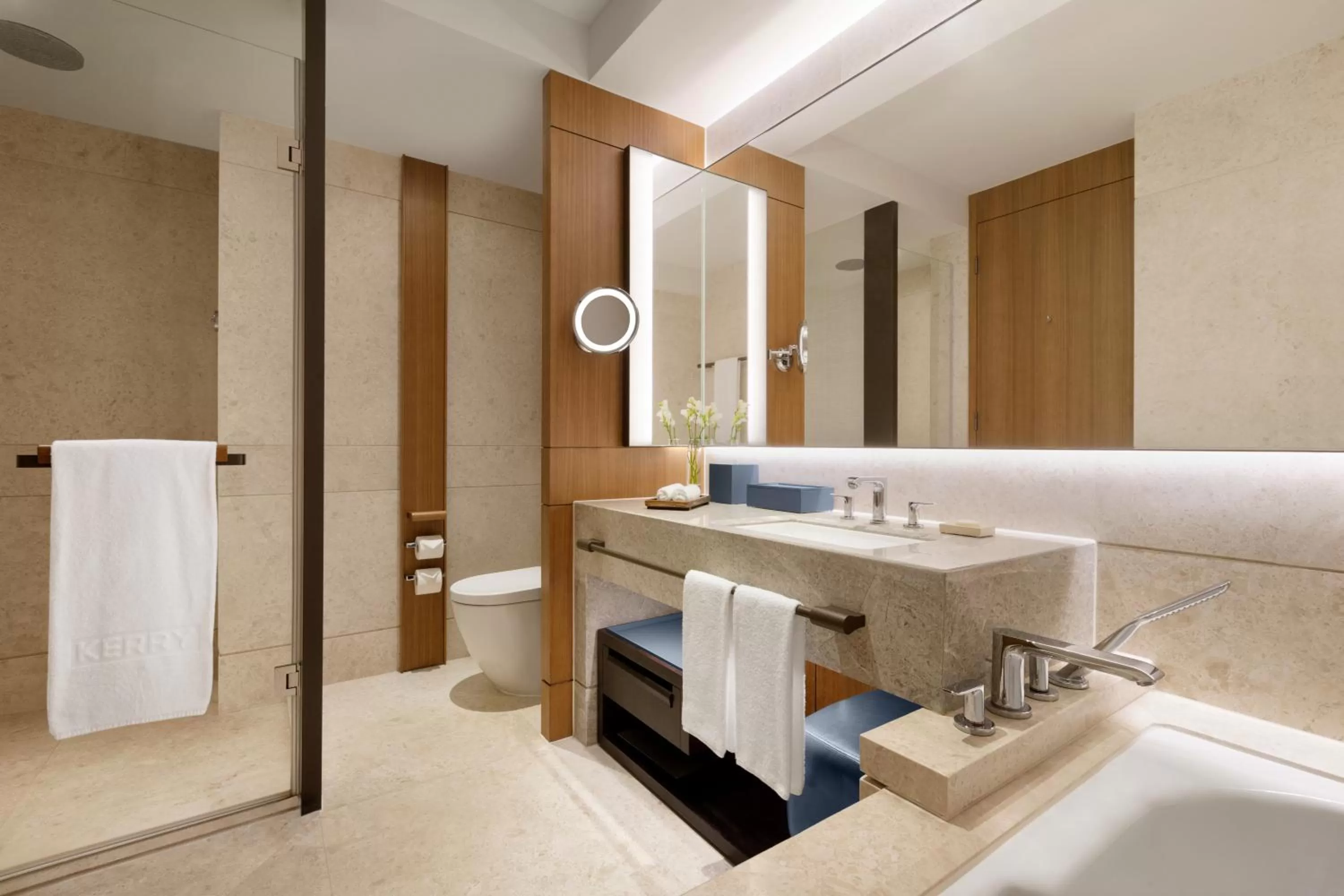 Toilet in Kerry Hotel Hong Kong by Shangri-la