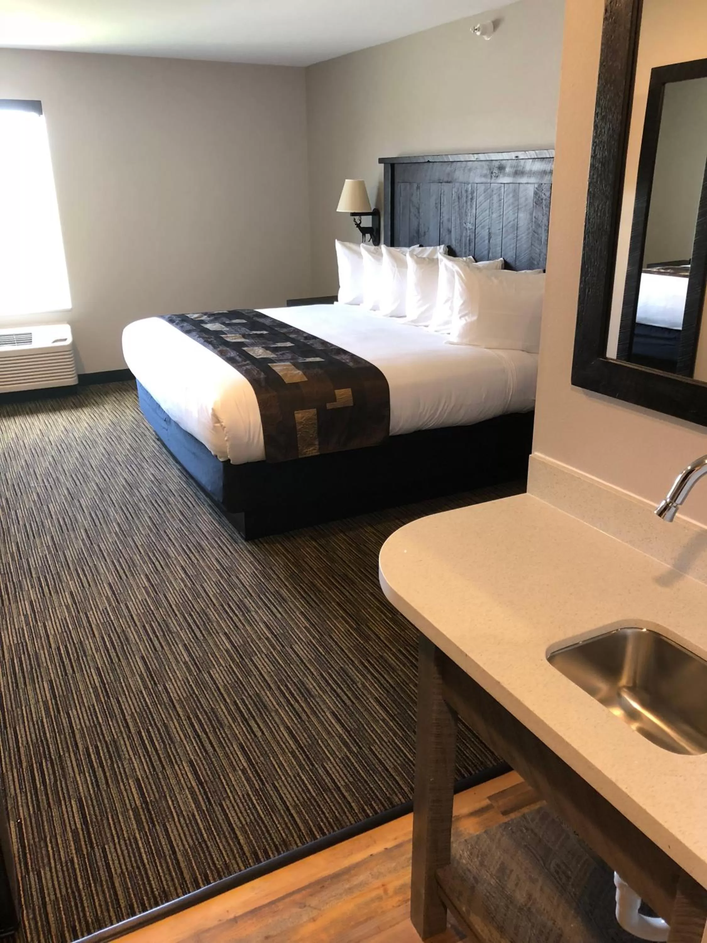 Photo of the whole room, Bed in Kelly Inn West Yellowstone