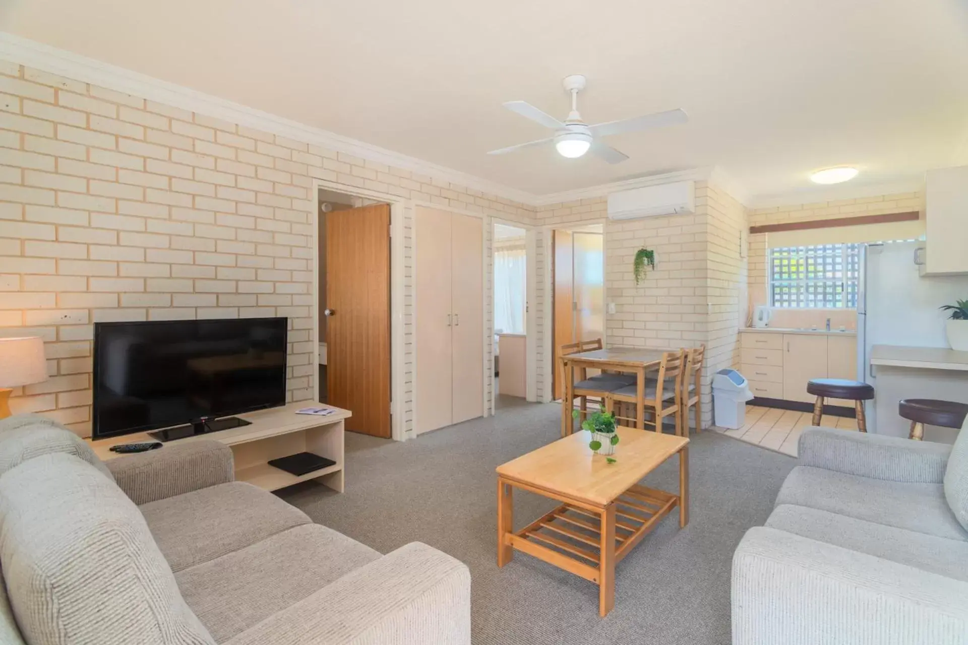 TV and multimedia, Seating Area in Santa Fe Motel and Holiday Units