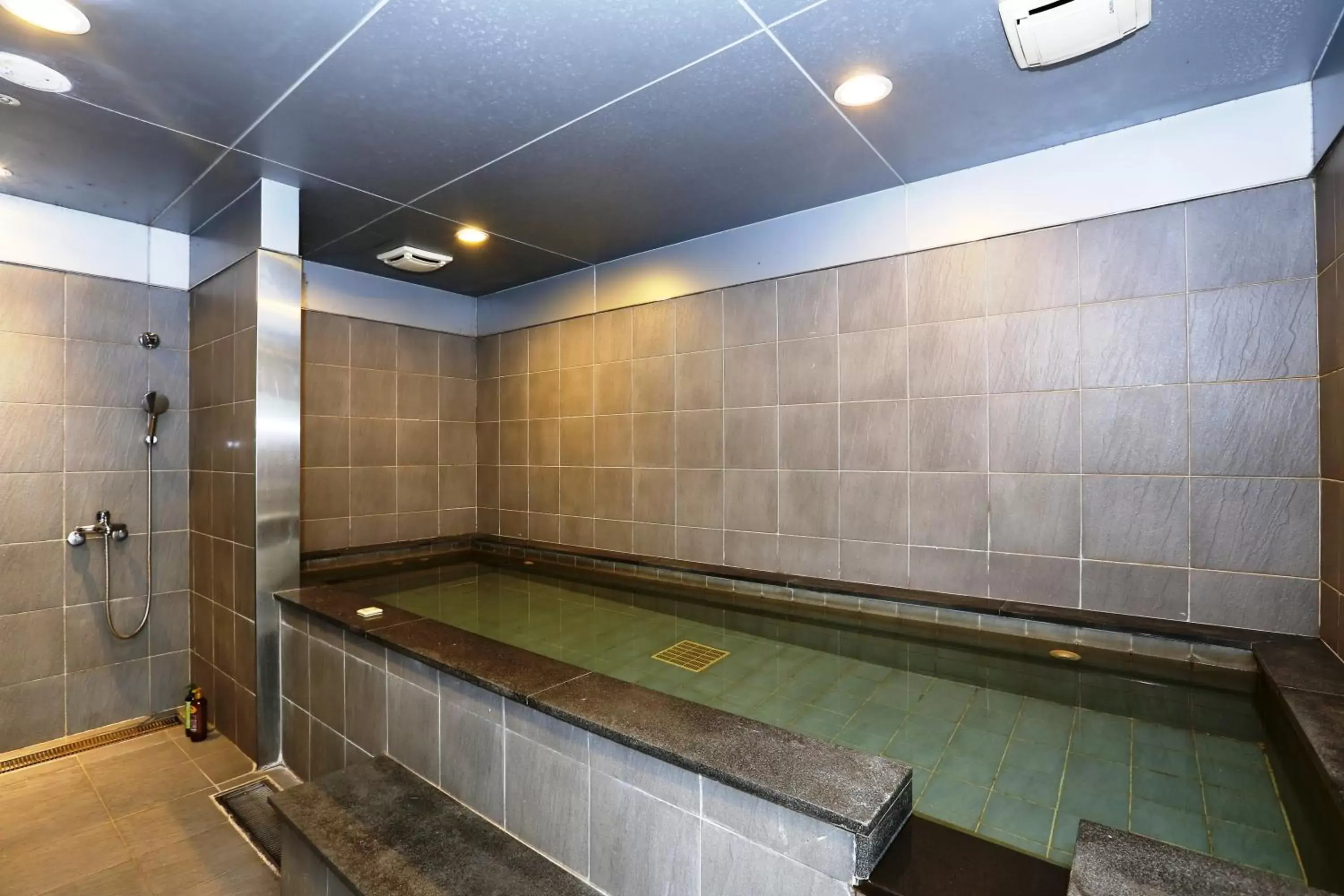 Hot Tub, Swimming Pool in Taipei Fullerton Hotel - South