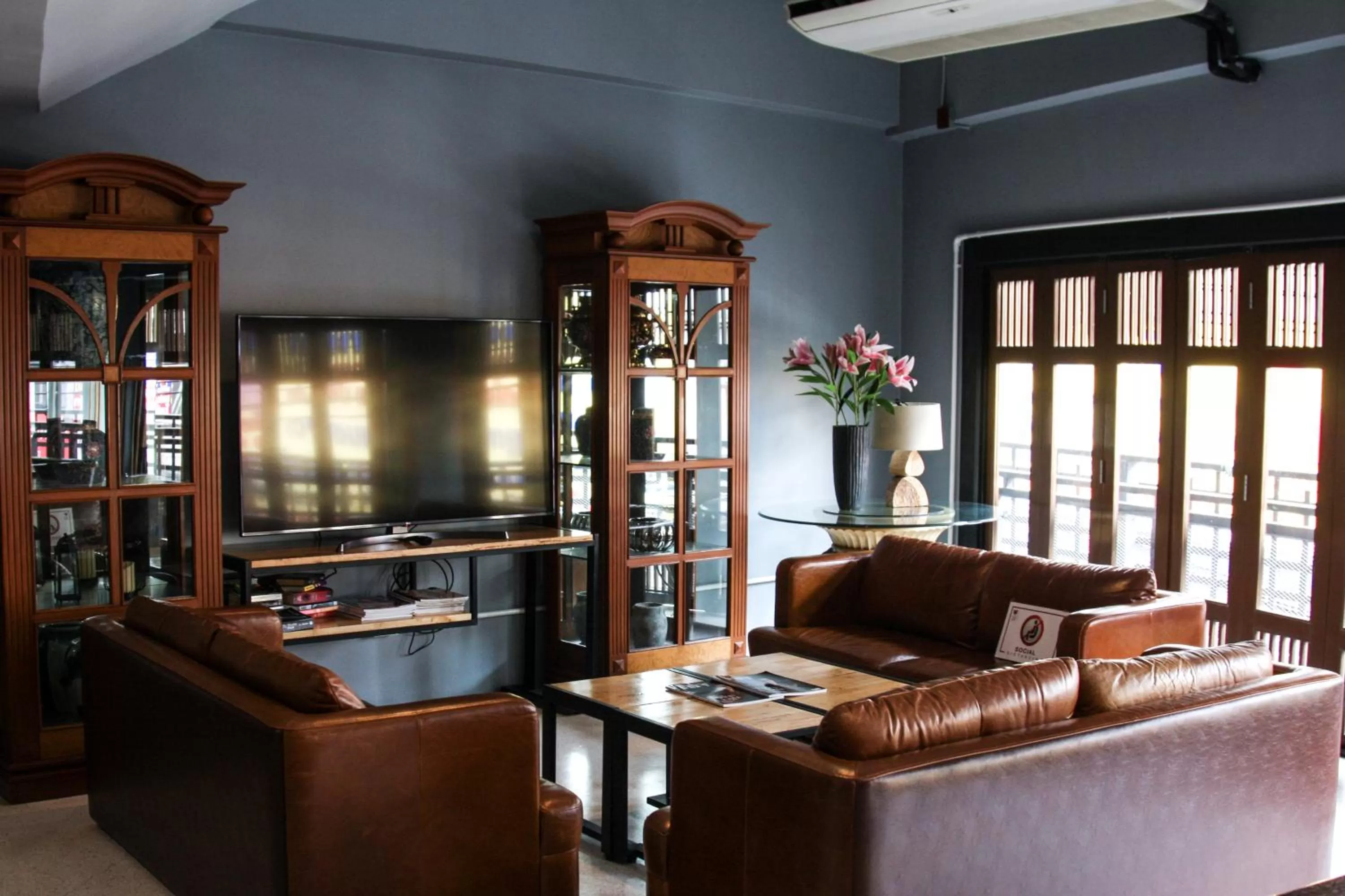 Communal lounge/ TV room in W22 by Burasari