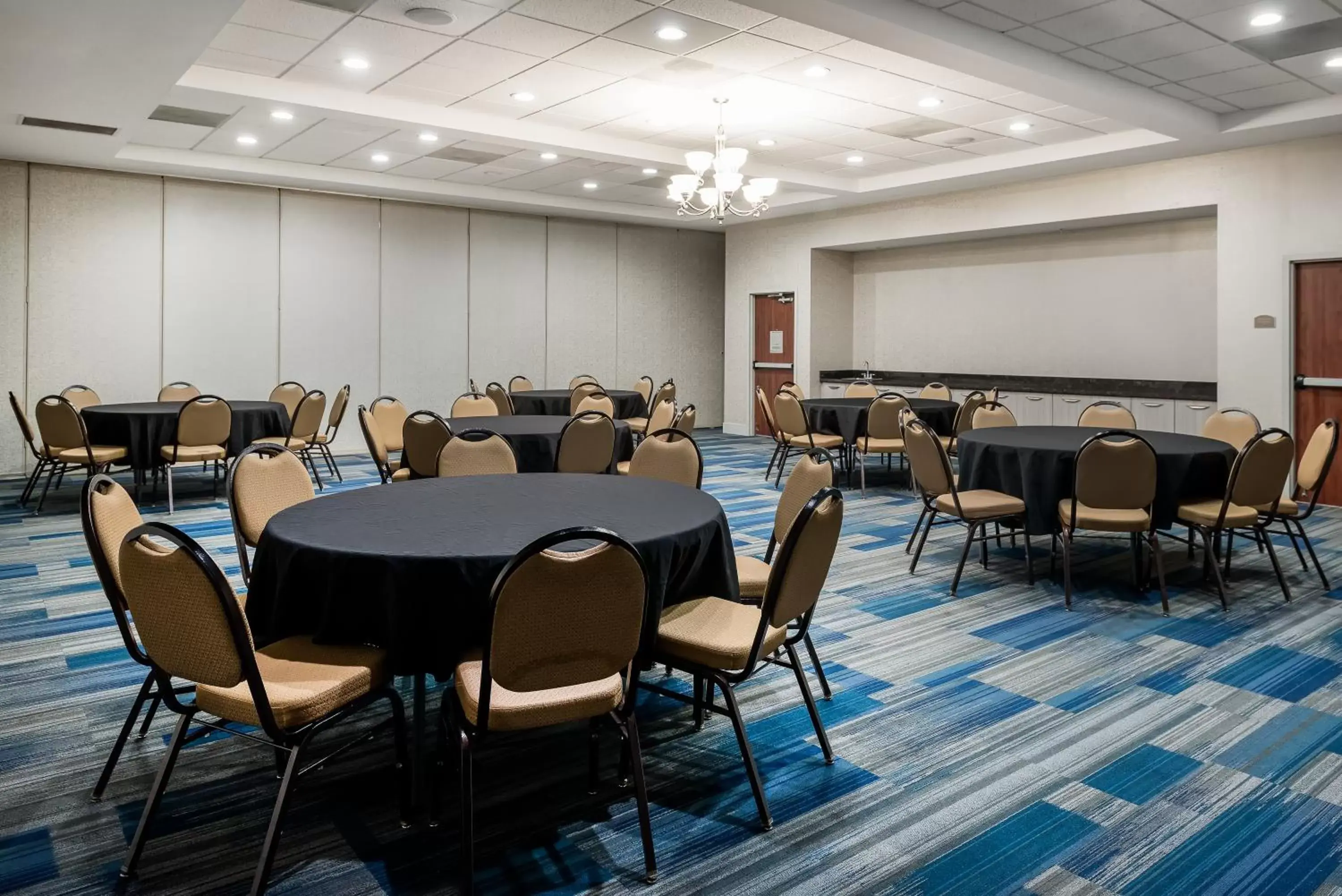Meeting/conference room in Holiday Inn Express Ontario, an IHG Hotel