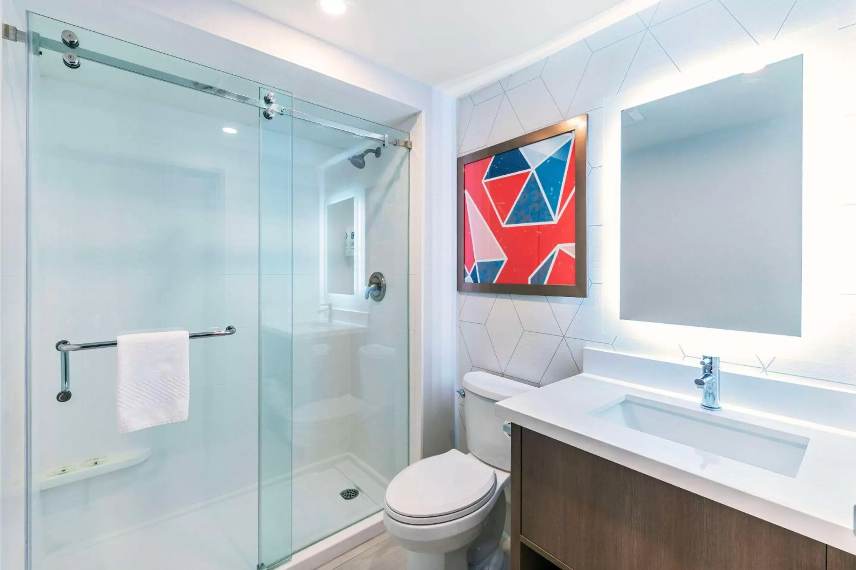 Bedroom, Bathroom in Quality Suites London