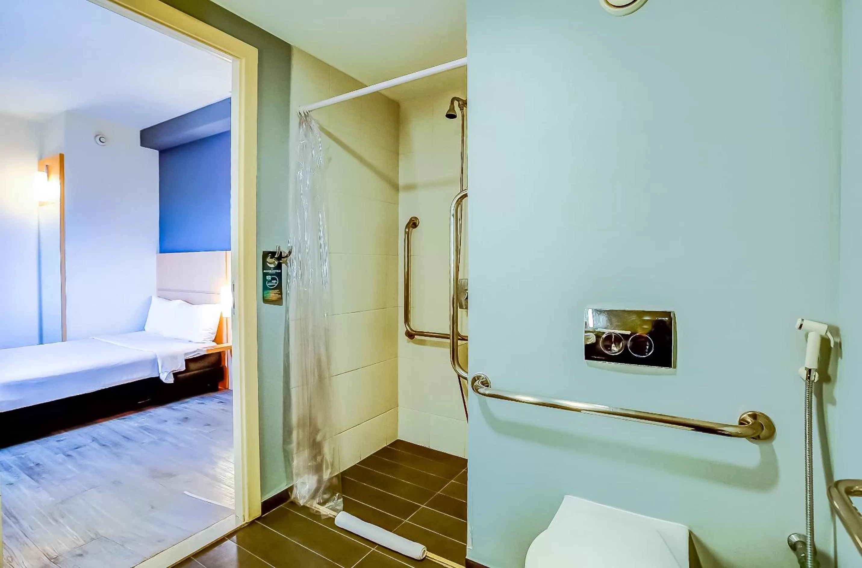 Shower, Bed in ibis budget Rio de Janeiro Nova America