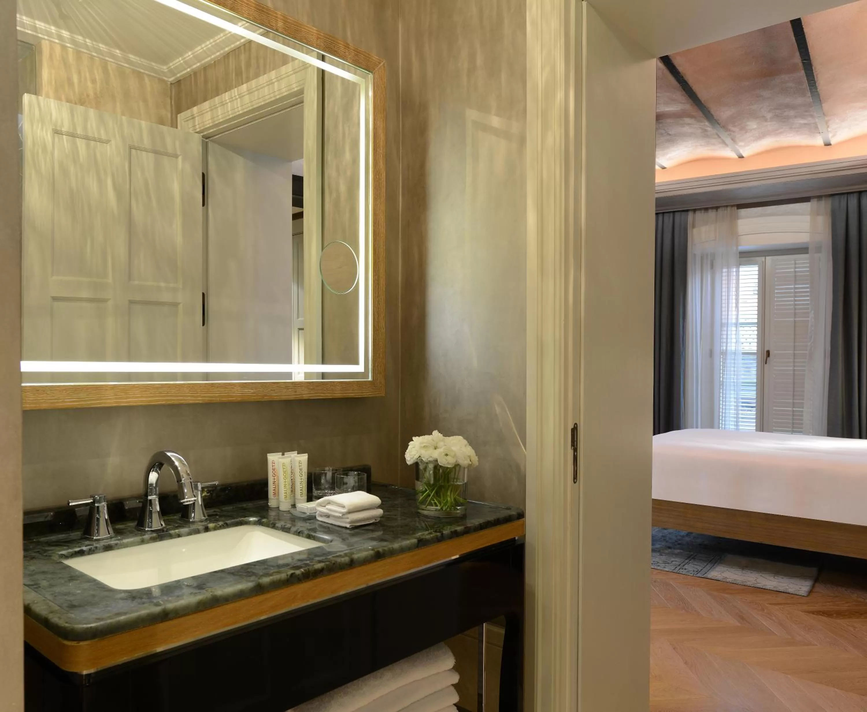 Bathroom, Bed in 10 Karakoy