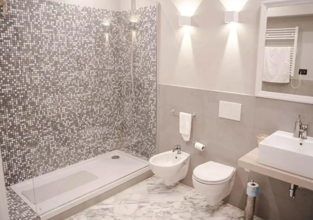 Shower, Bathroom in Hotel De Ville
