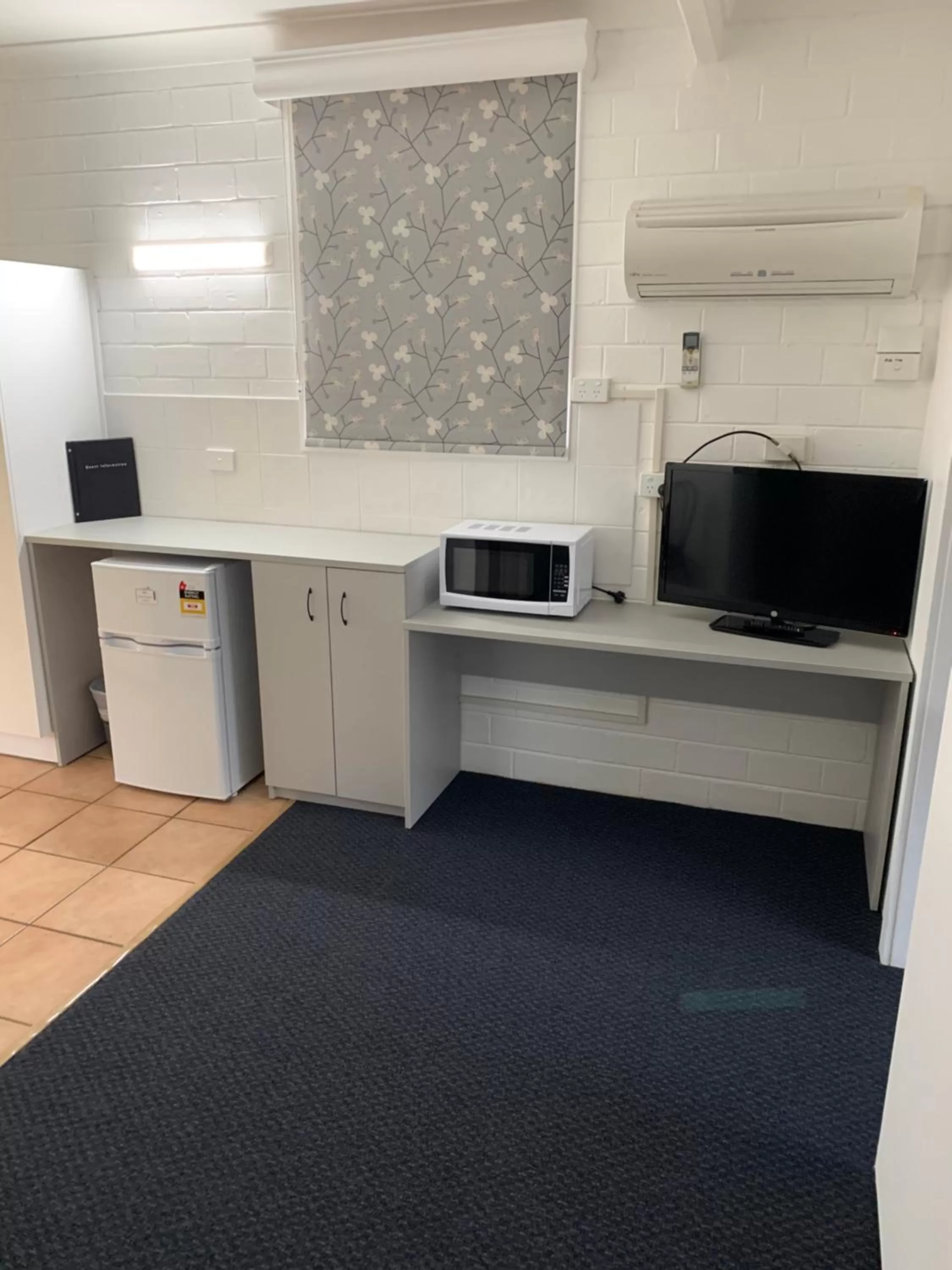 Kitchen or kitchenette in Glen Innes Motel