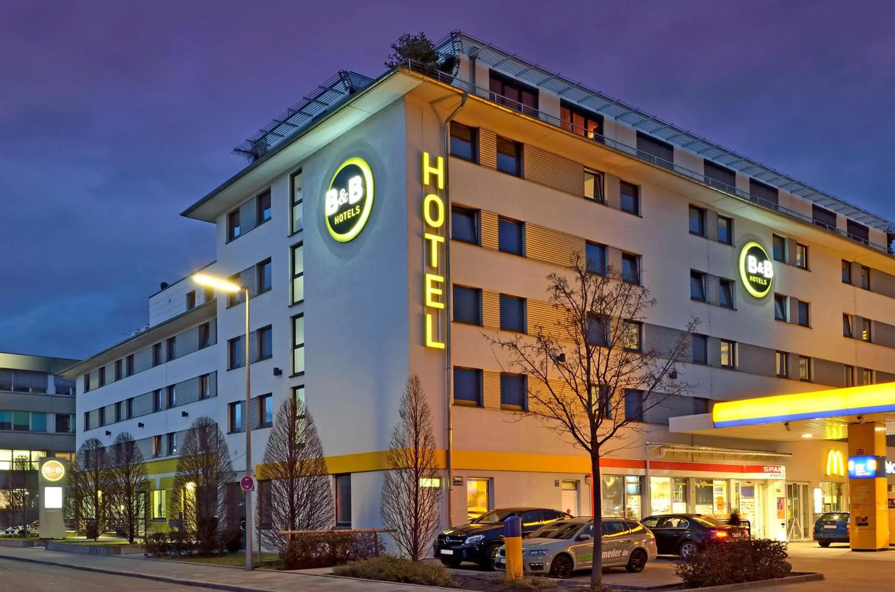 Property Building in B&B Hotel München City-Nord