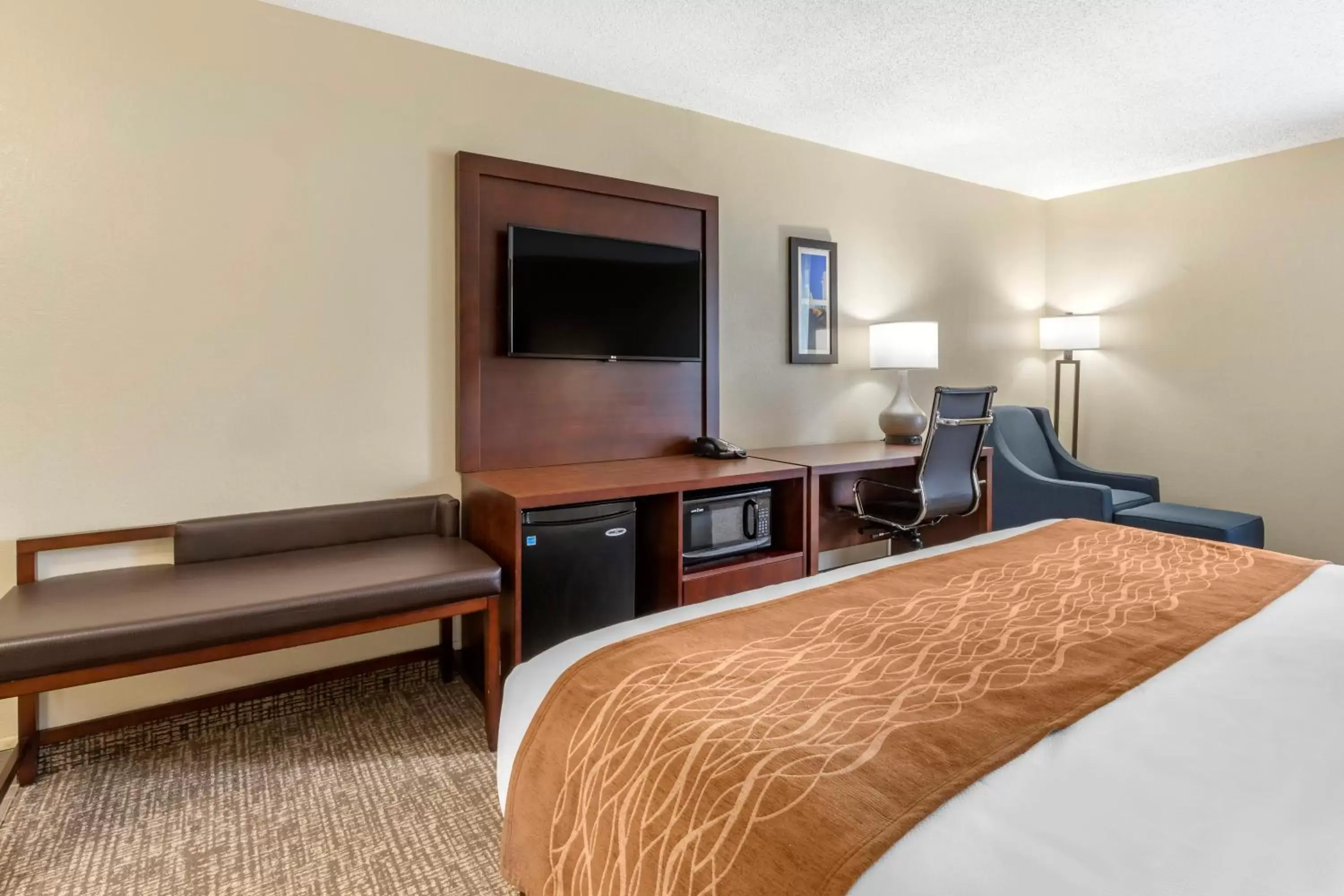 Photo of the whole room, Bed in Comfort Inn Charlotte Airport Uptown