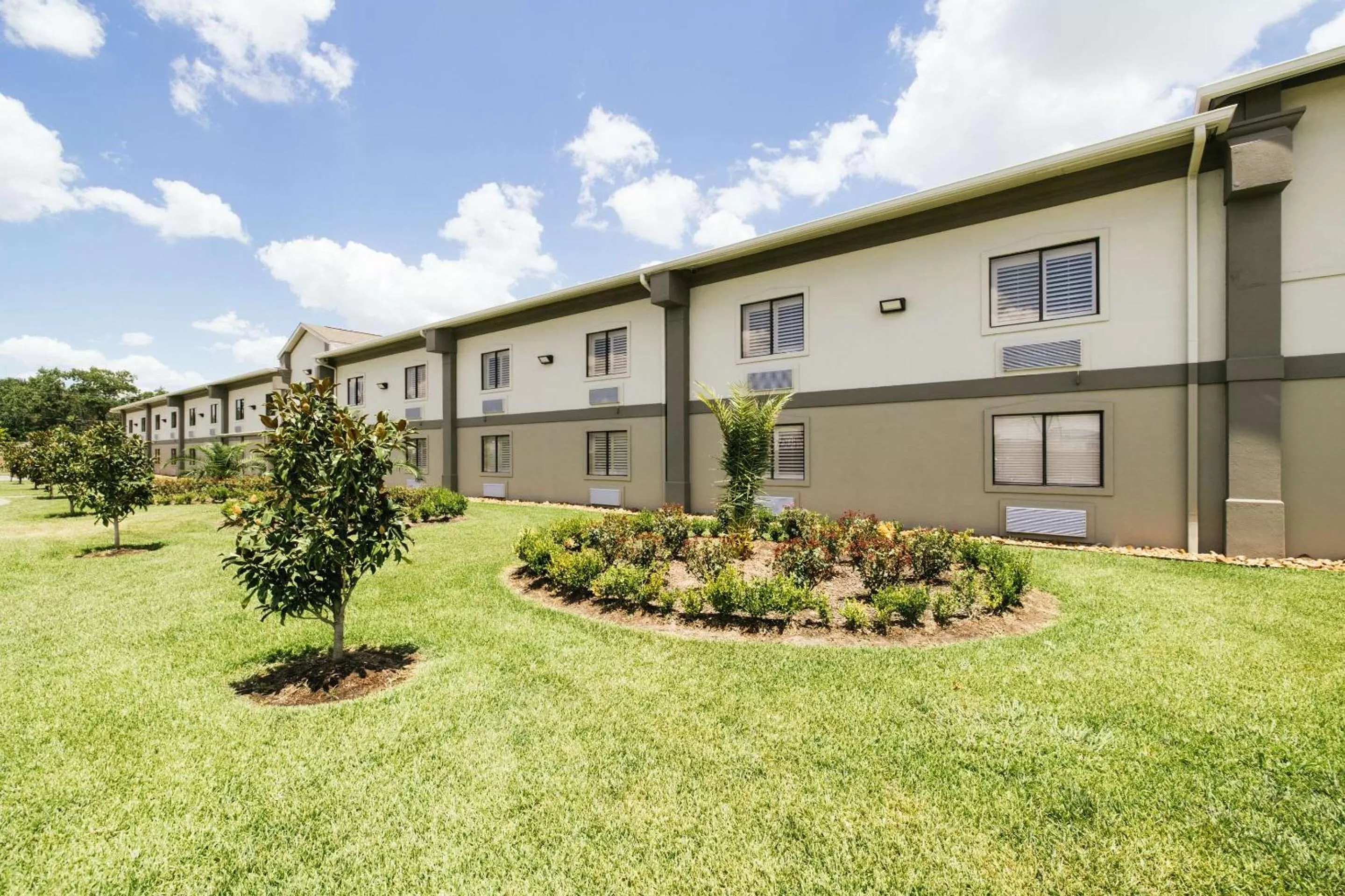 Property building in Quality Suites Houston Hobby Airport