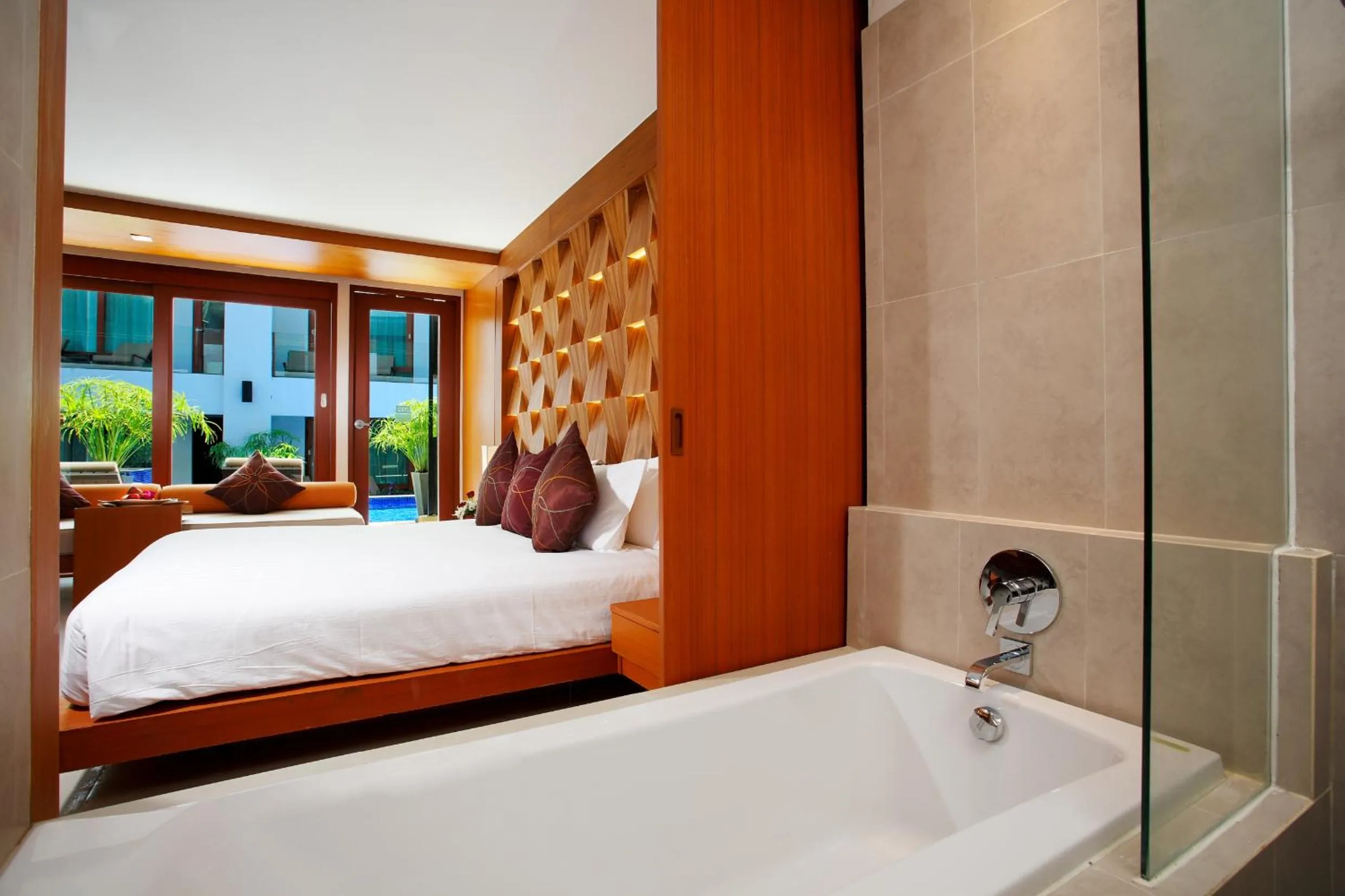 Bathroom, Bed in La Flora Resort Patong