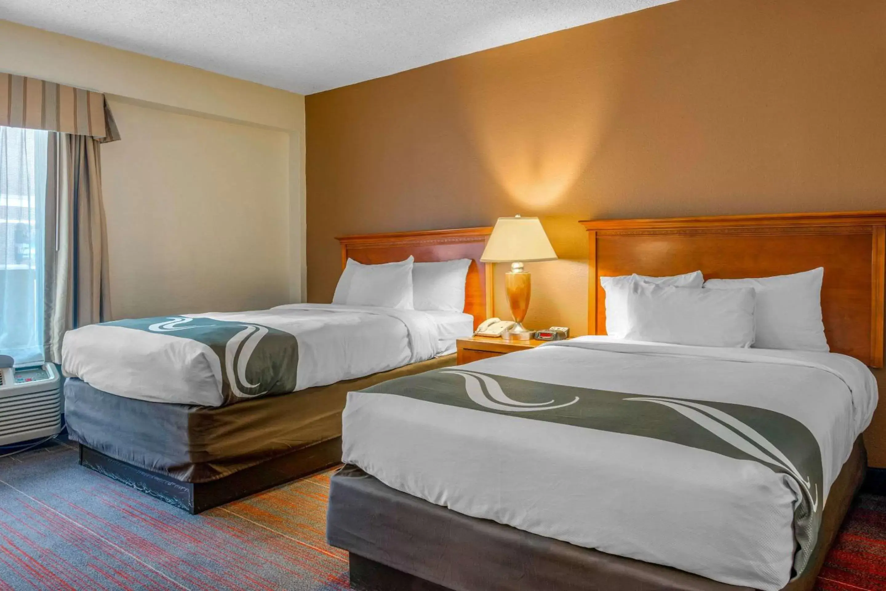 Photo of the whole room, Bed in Quality Inn Savannah Historic District