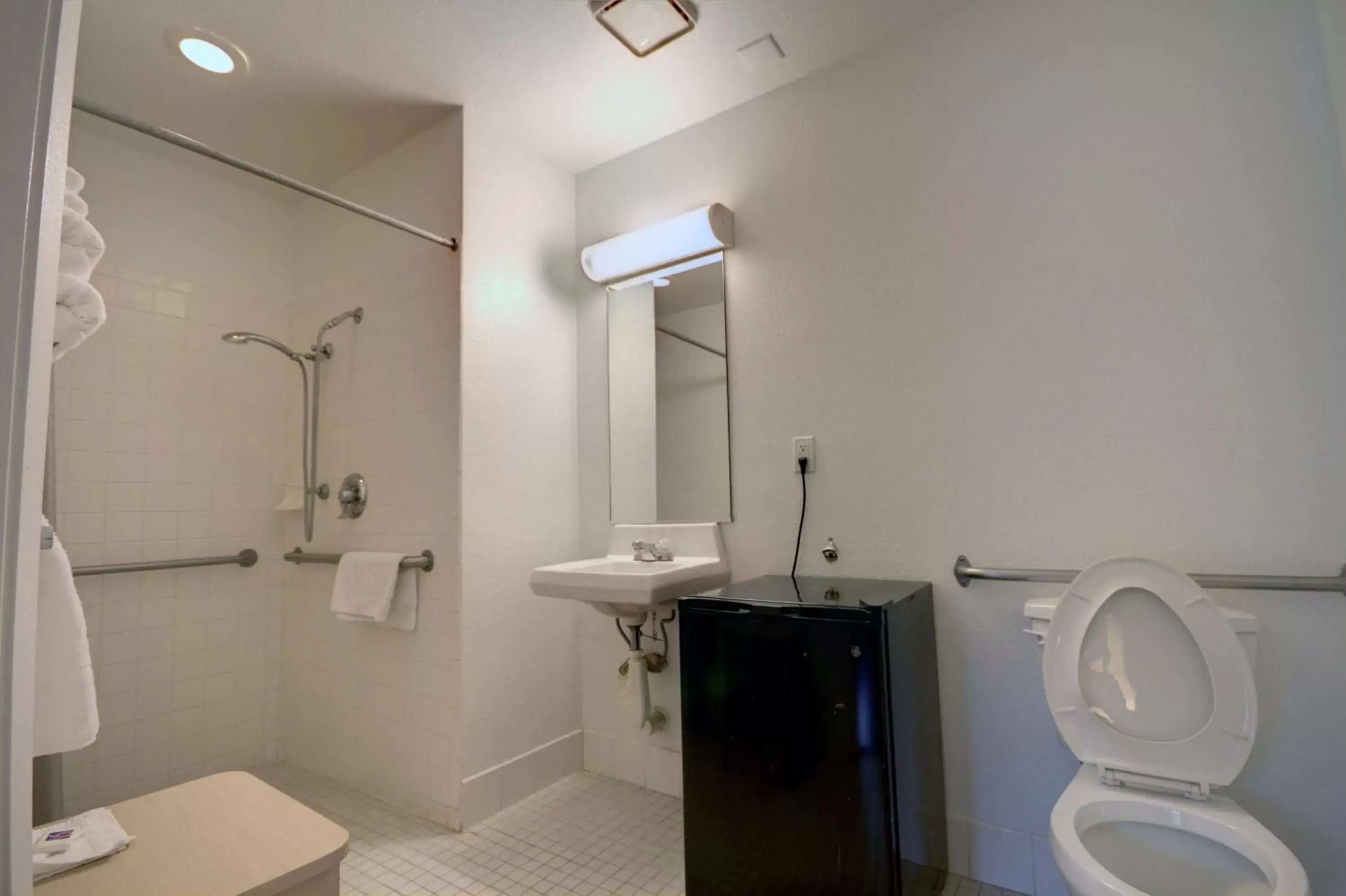 Shower, Bathroom in Motel 6-Alamogordo, NM