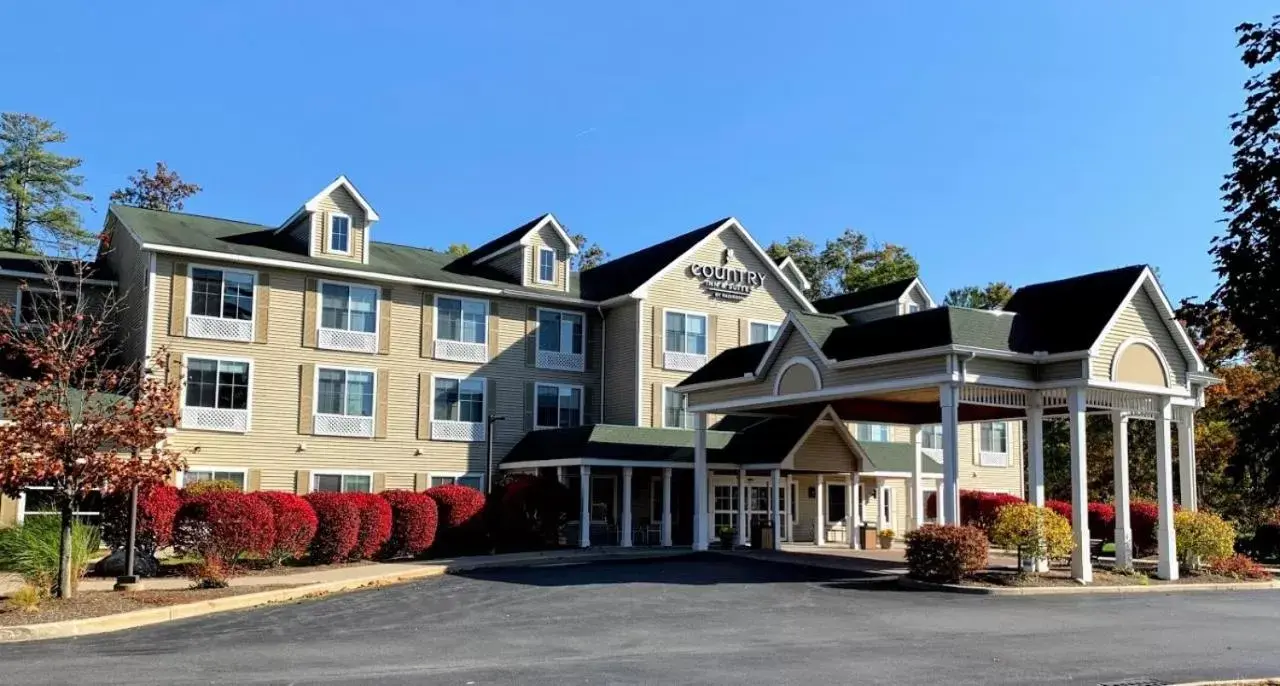 Property Building in Country Inn & Suites by Radisson Lake George