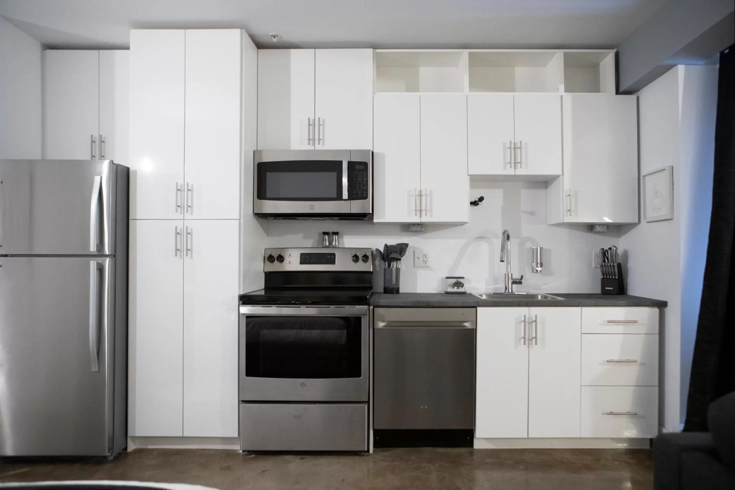 Kitchen/Kitchenette in Cameo Hotel and Suites