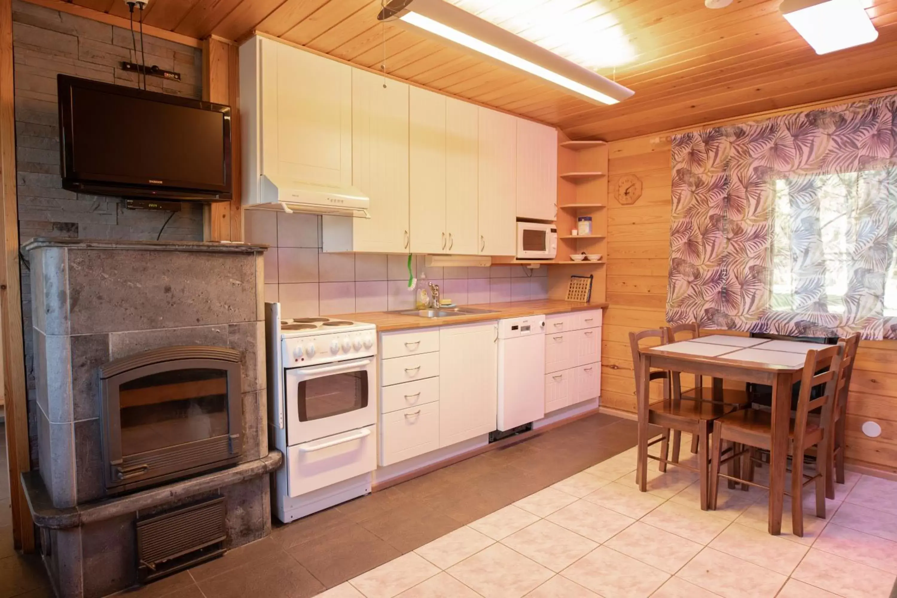 Kitchen or kitchenette, Kitchen/Kitchenette in Motelli Rovaniemi