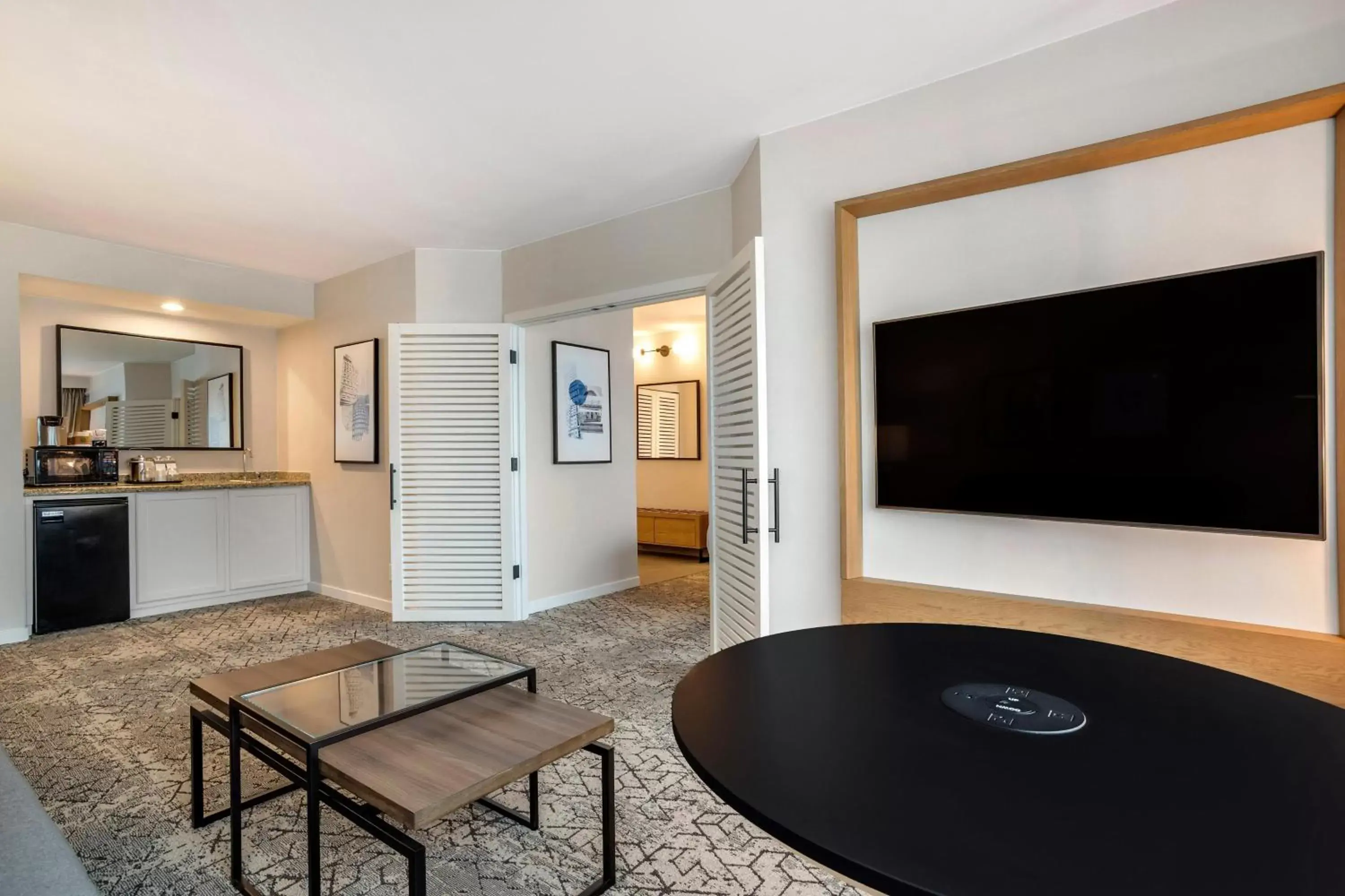 Living room, TV/Entertainment Center in Sheraton Suites Wilmington Downtown