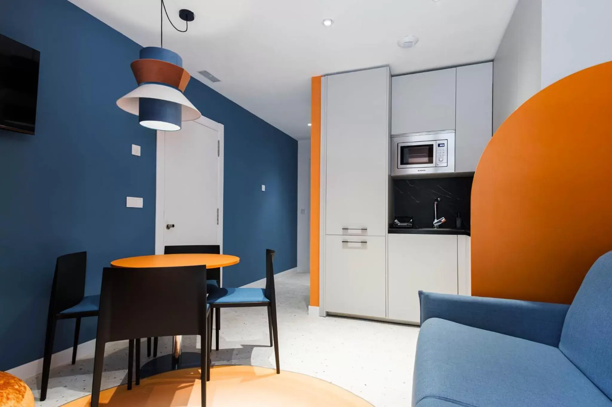 Kitchen or kitchenette, Dining Area in Apartamentos El Reloj