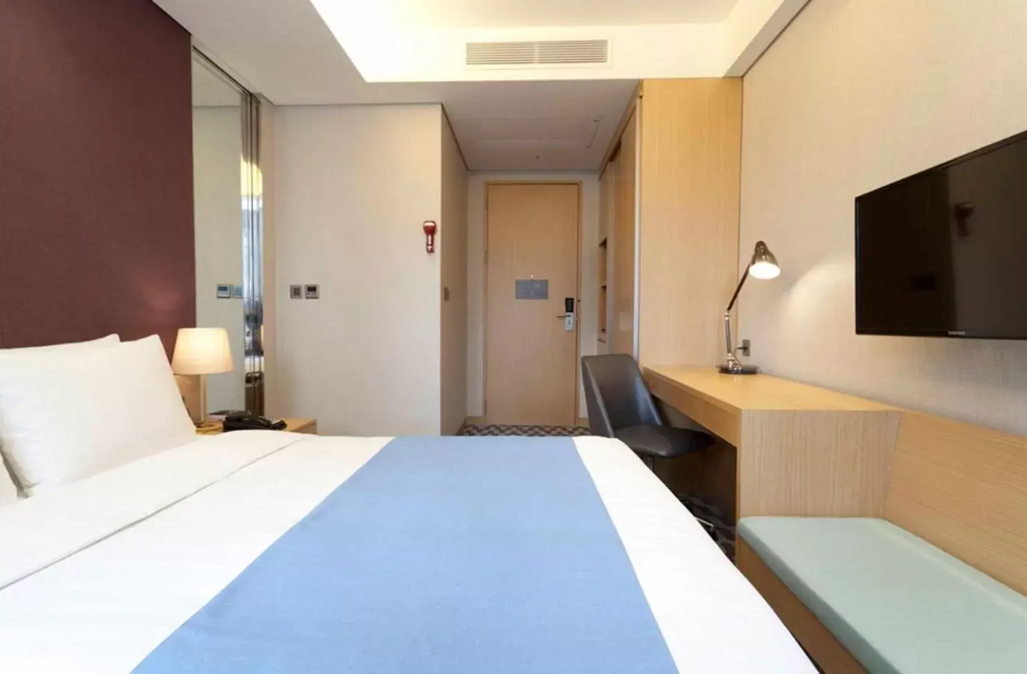 Photo of the whole room, Bed in Days Hotel by Wyndham Seoul Myeongdong