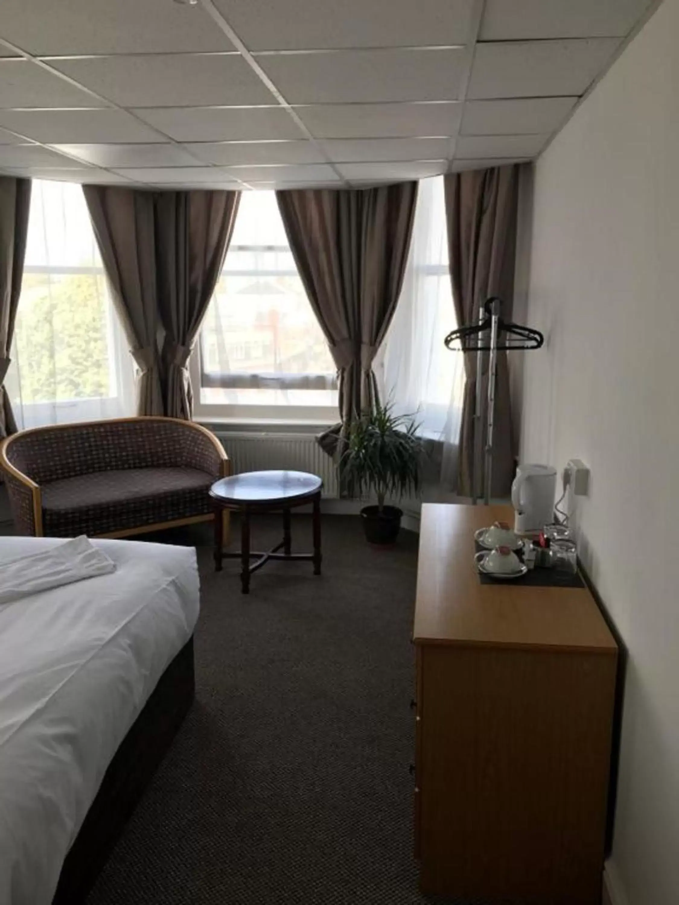 Bedroom, Seating Area in OYO Carlton Court Hotel