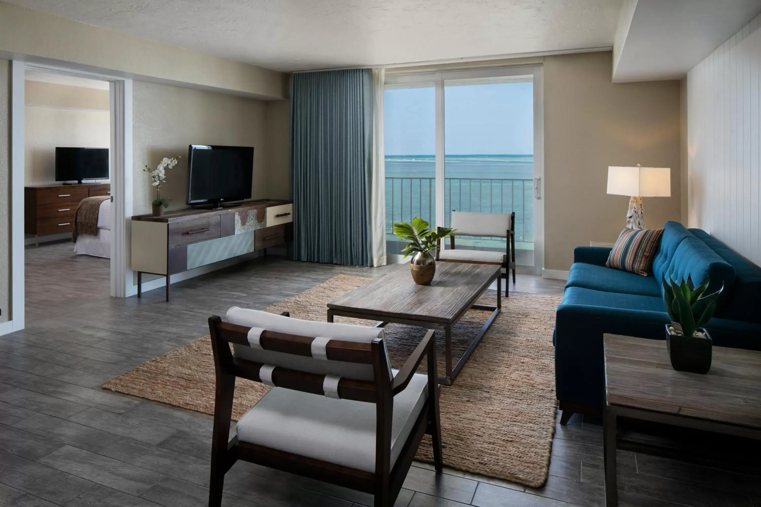 Living room, Lounge/Bar in Postcard Inn Beach Resort & Marina