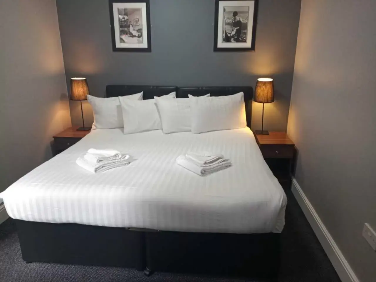 Photo of the whole room, Bed in The Liverpool Inn Hotel