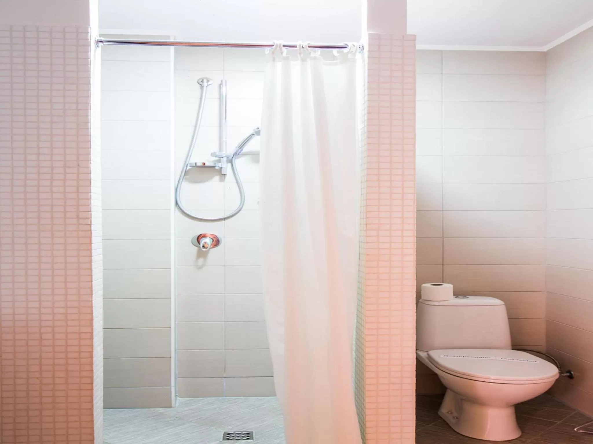 Shower in Georg Palace Hotel