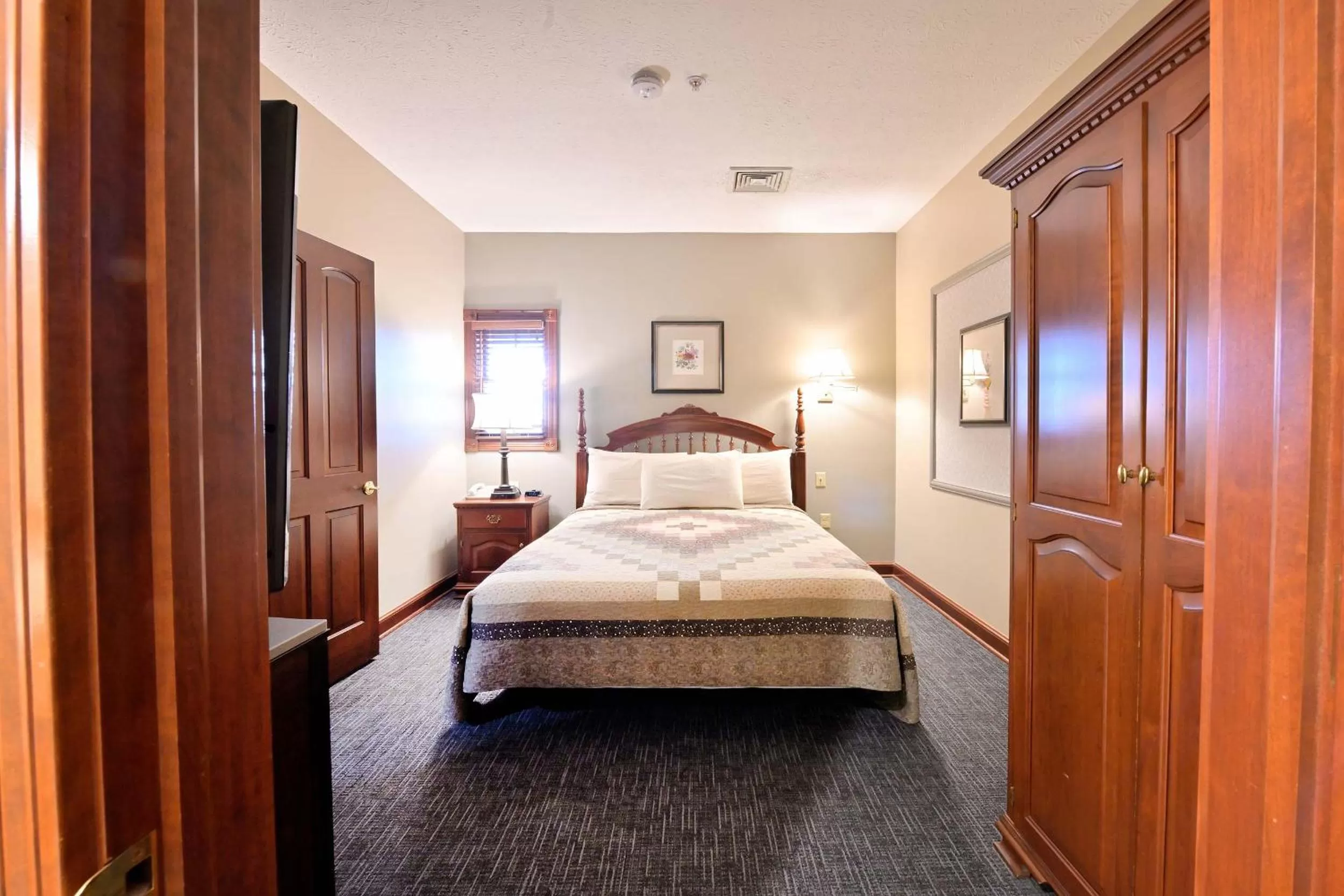 Bed in Carlisle Inn Walnut Creek