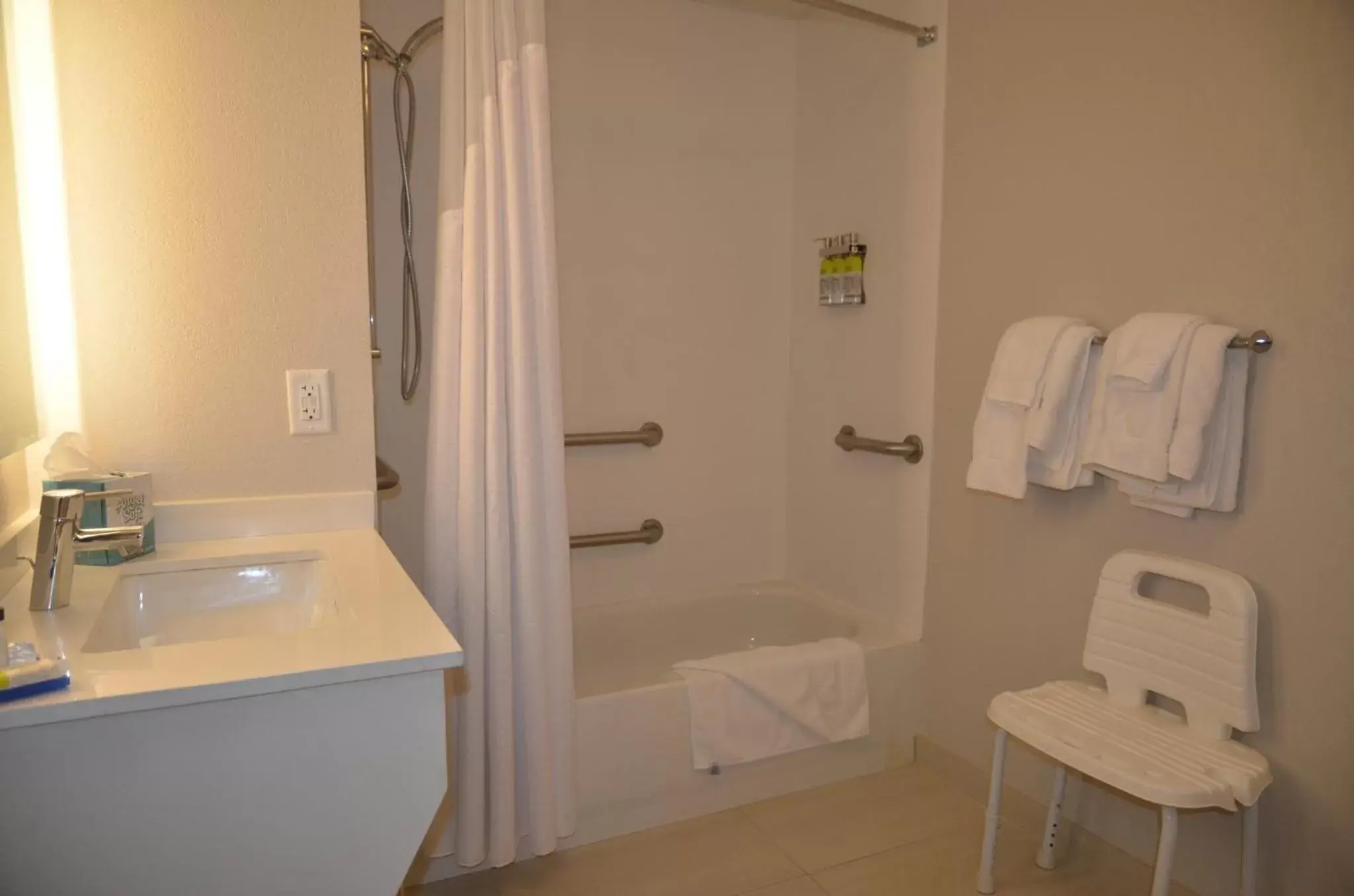 Suite - Hearing Accessible Tub - Non-Smoking in Holiday Inn Express Hotel & Suites Rochester, an IHG Hotel