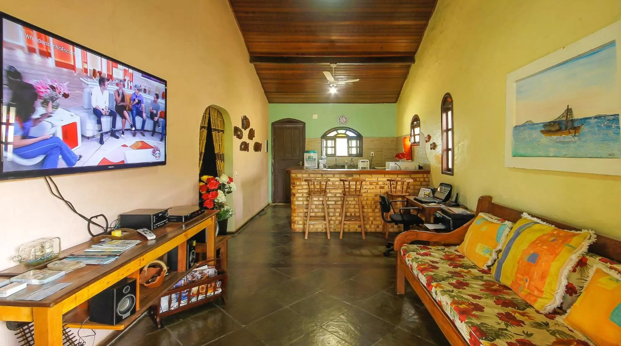 Communal lounge/ TV room in Suítes Casa do Barão