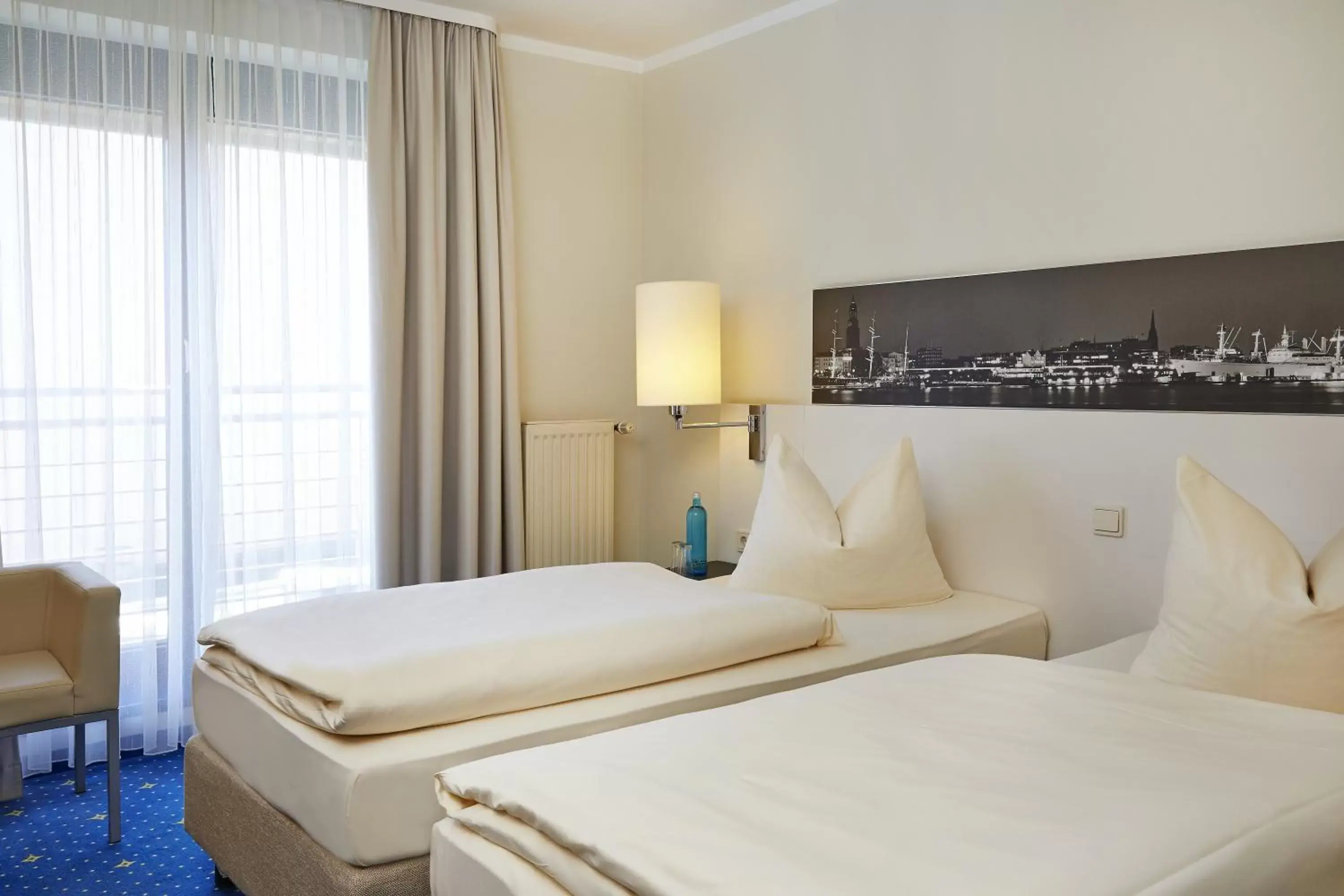 Photo of the whole room, Bed in H4 Hotel Hamburg Bergedorf, Trademark Collection by Wyndham Photo of the whole room, Bed in H4 Hotel Hamburg Bergedorf, Trademark Collection by Wyndham