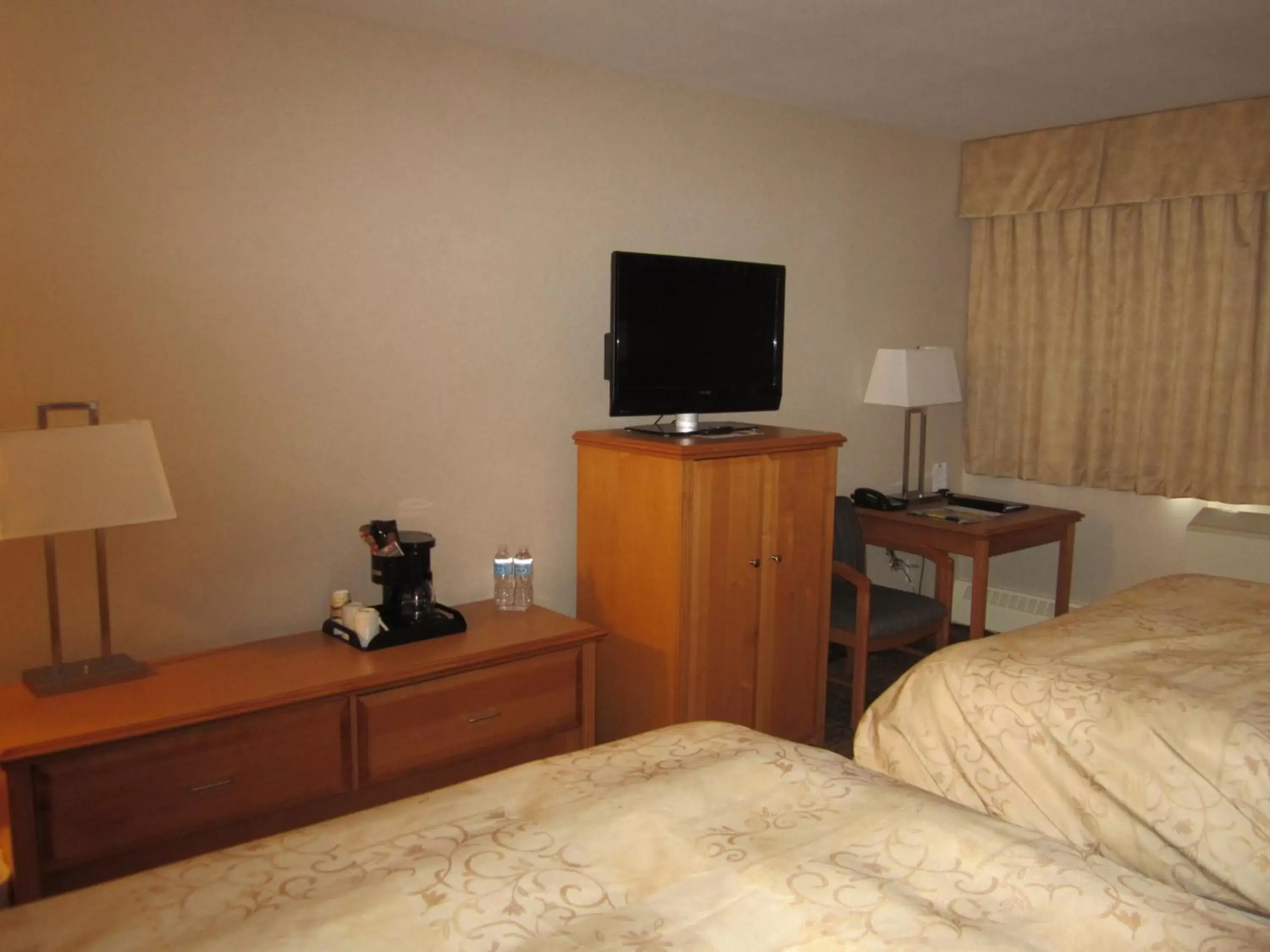 Bedroom, TV/Entertainment Center in Woodlands Inn & Suites