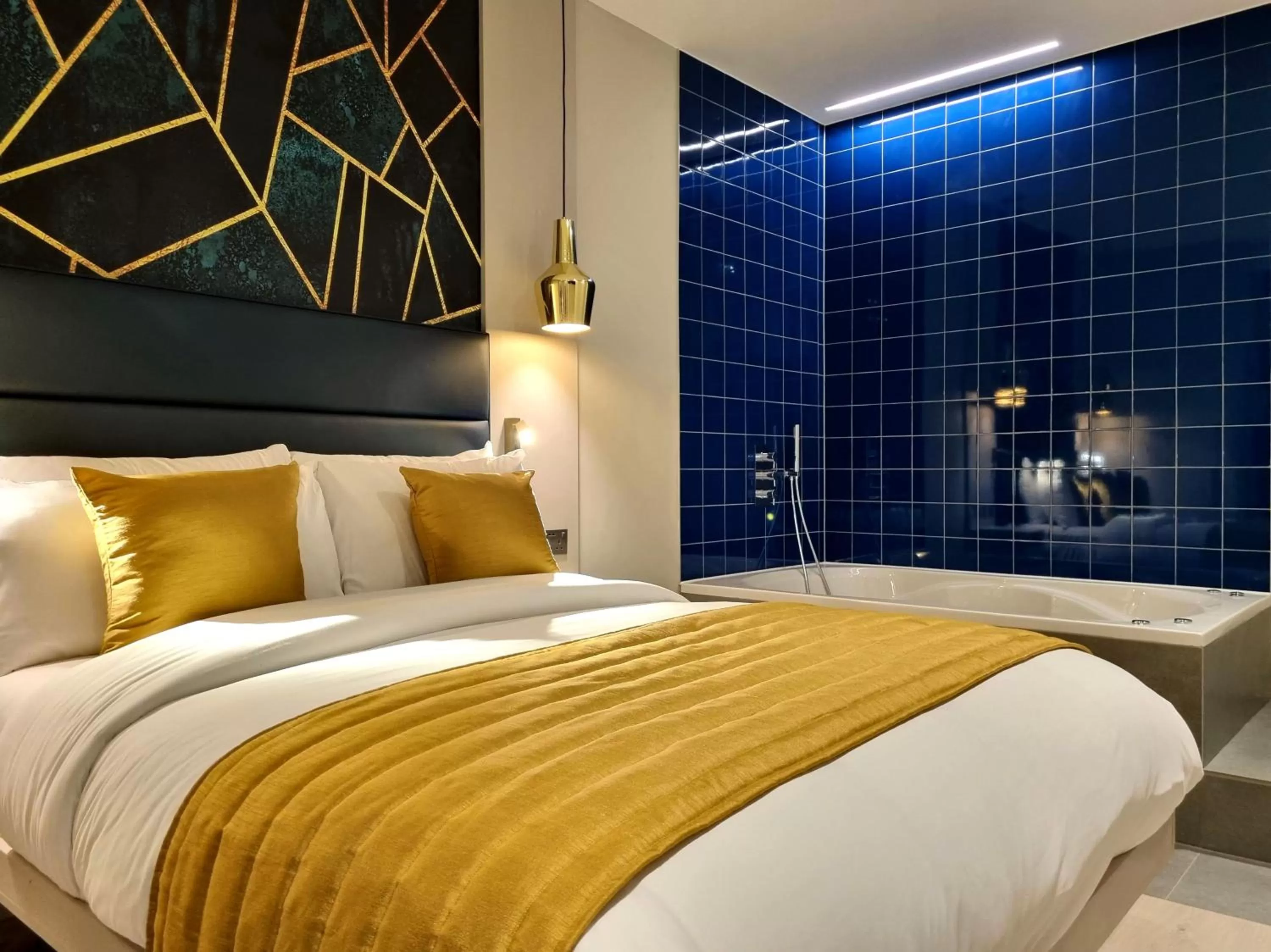 Photo of the whole room, Bed in NOX Edgware Road