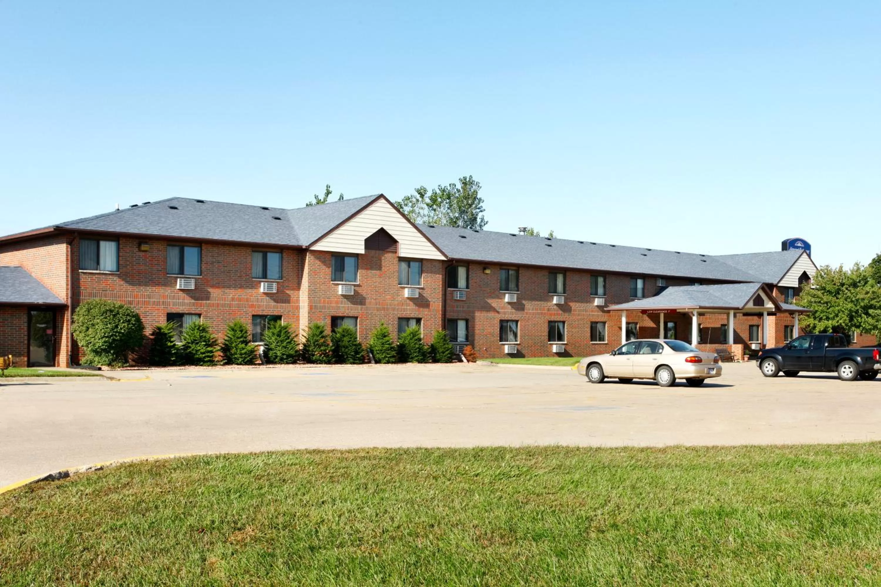 Property building in Howard Johnson by Wyndham Waterloo/Cedar Falls