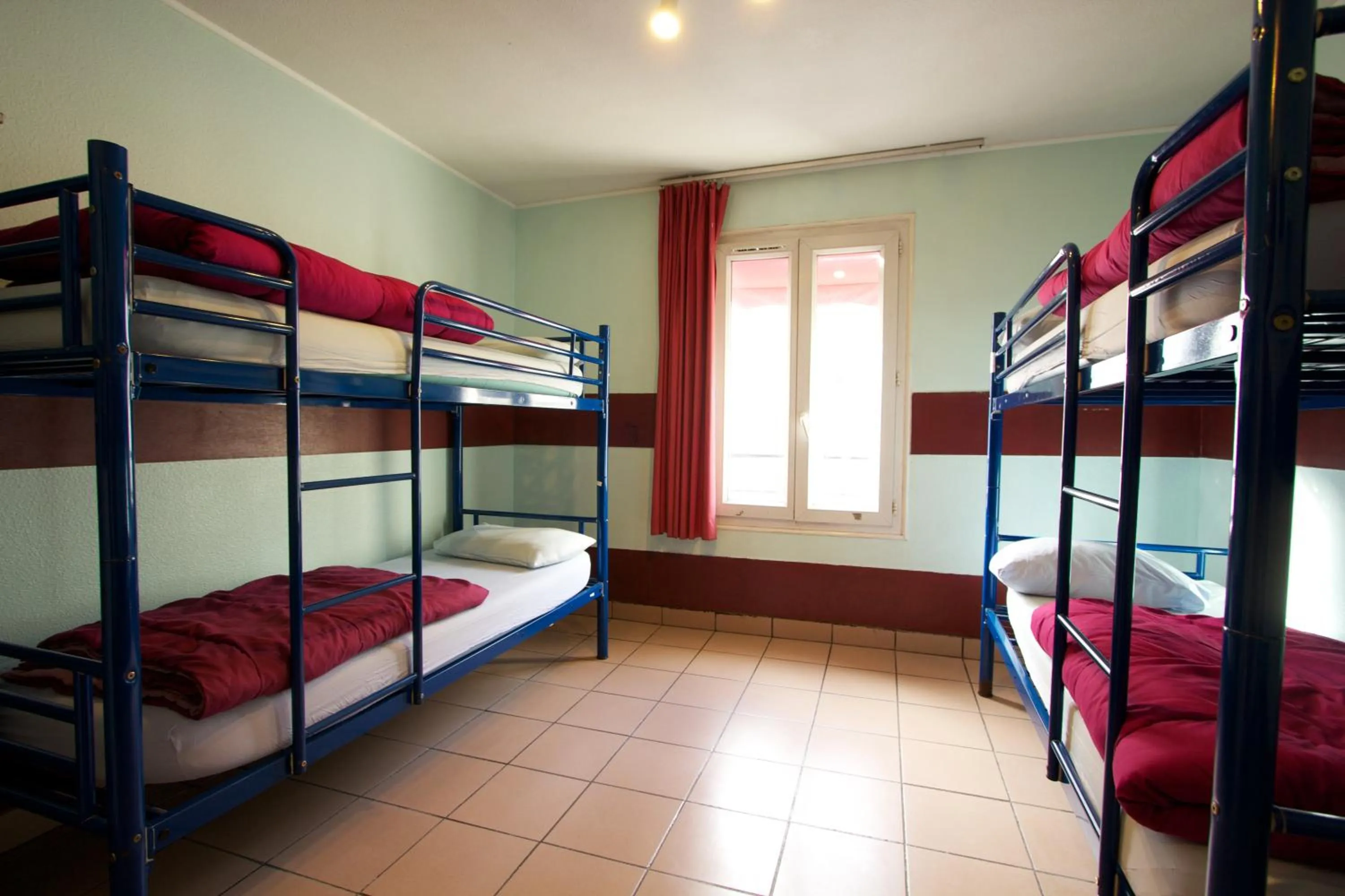 bunk bed, Bed in Auberge Internationale des Jeunes