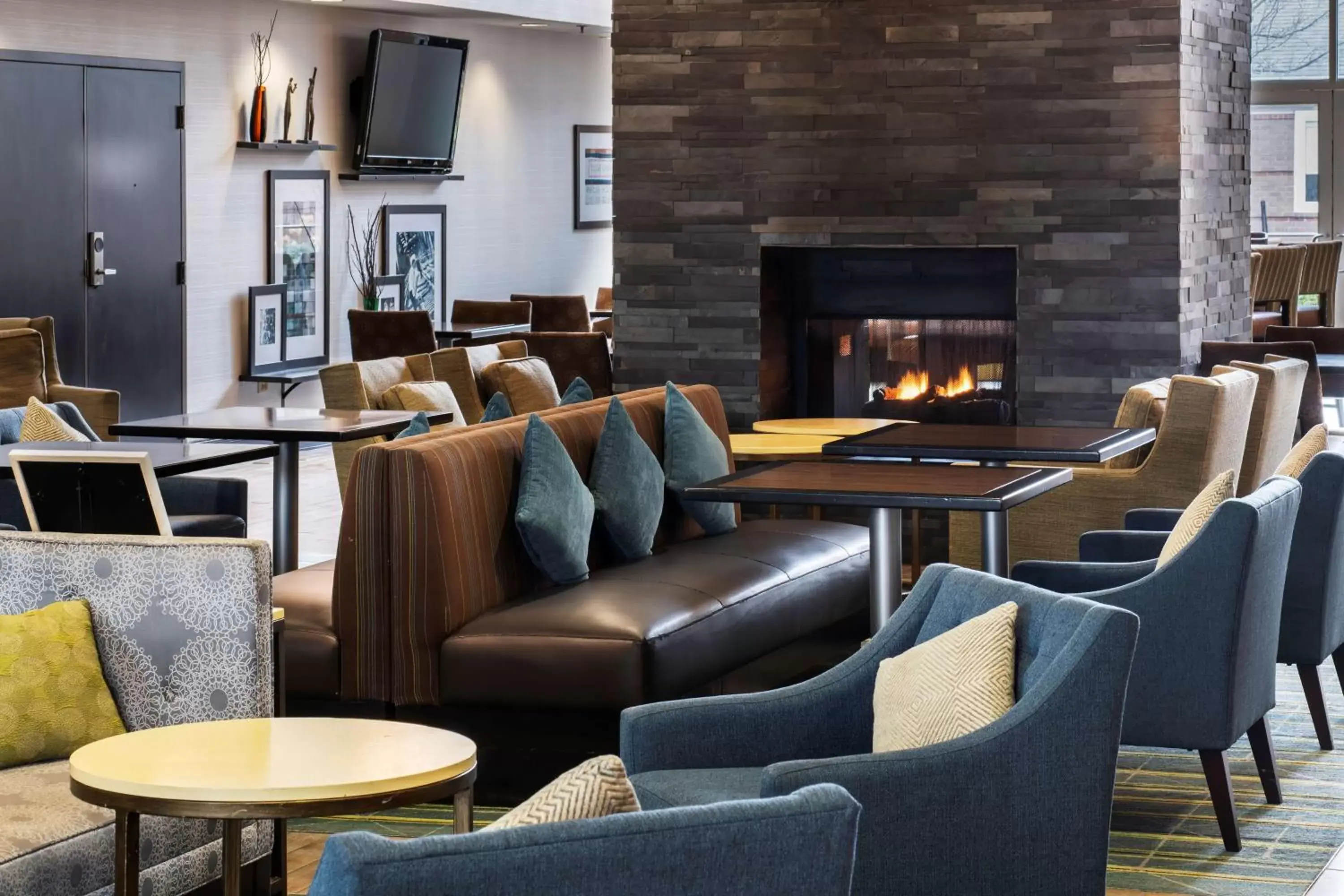 Lobby or reception, Lounge/Bar in Hampton Inn & Suites Lincolnshire