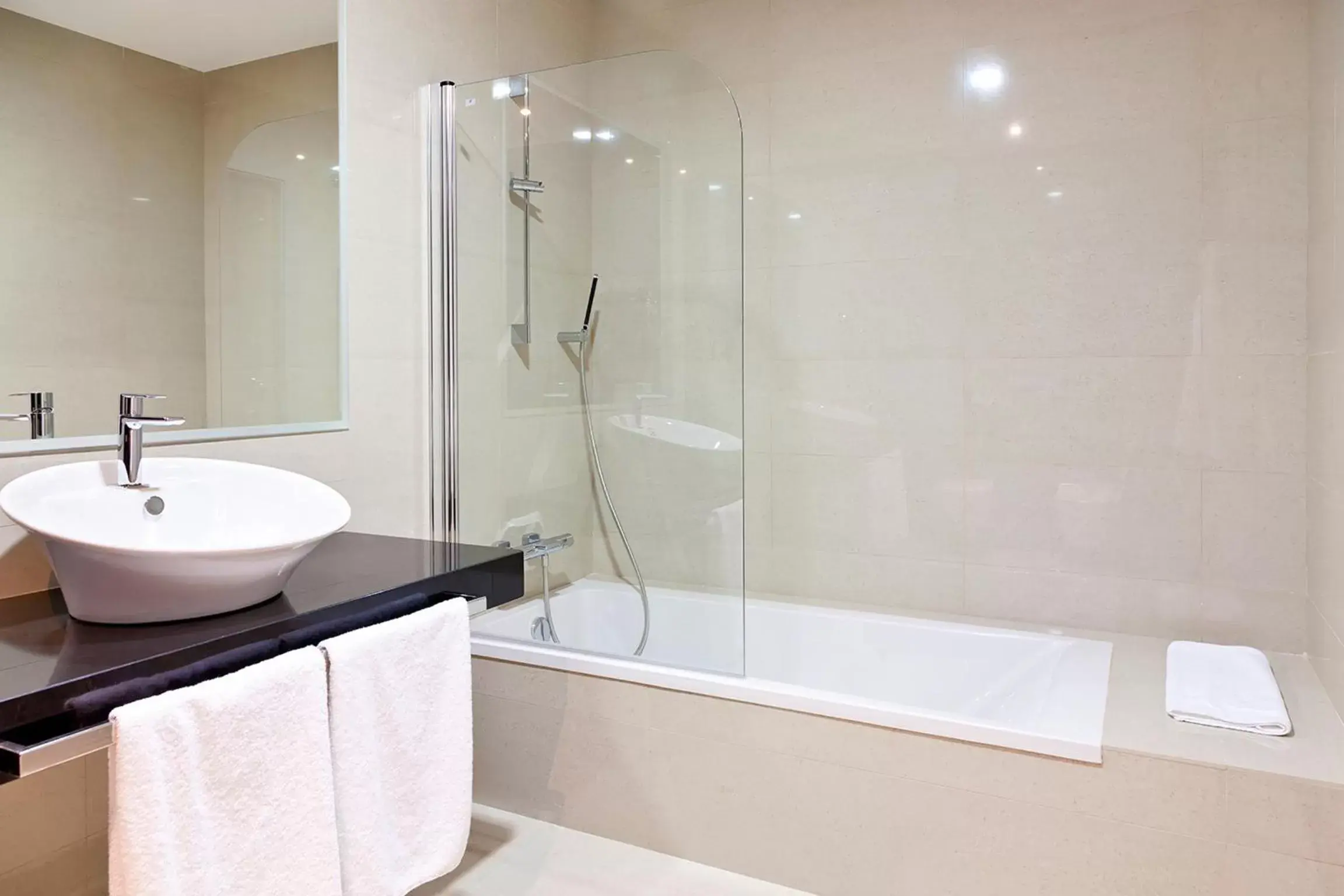 Bathroom in Dña Monse Hotel Spa & Golf