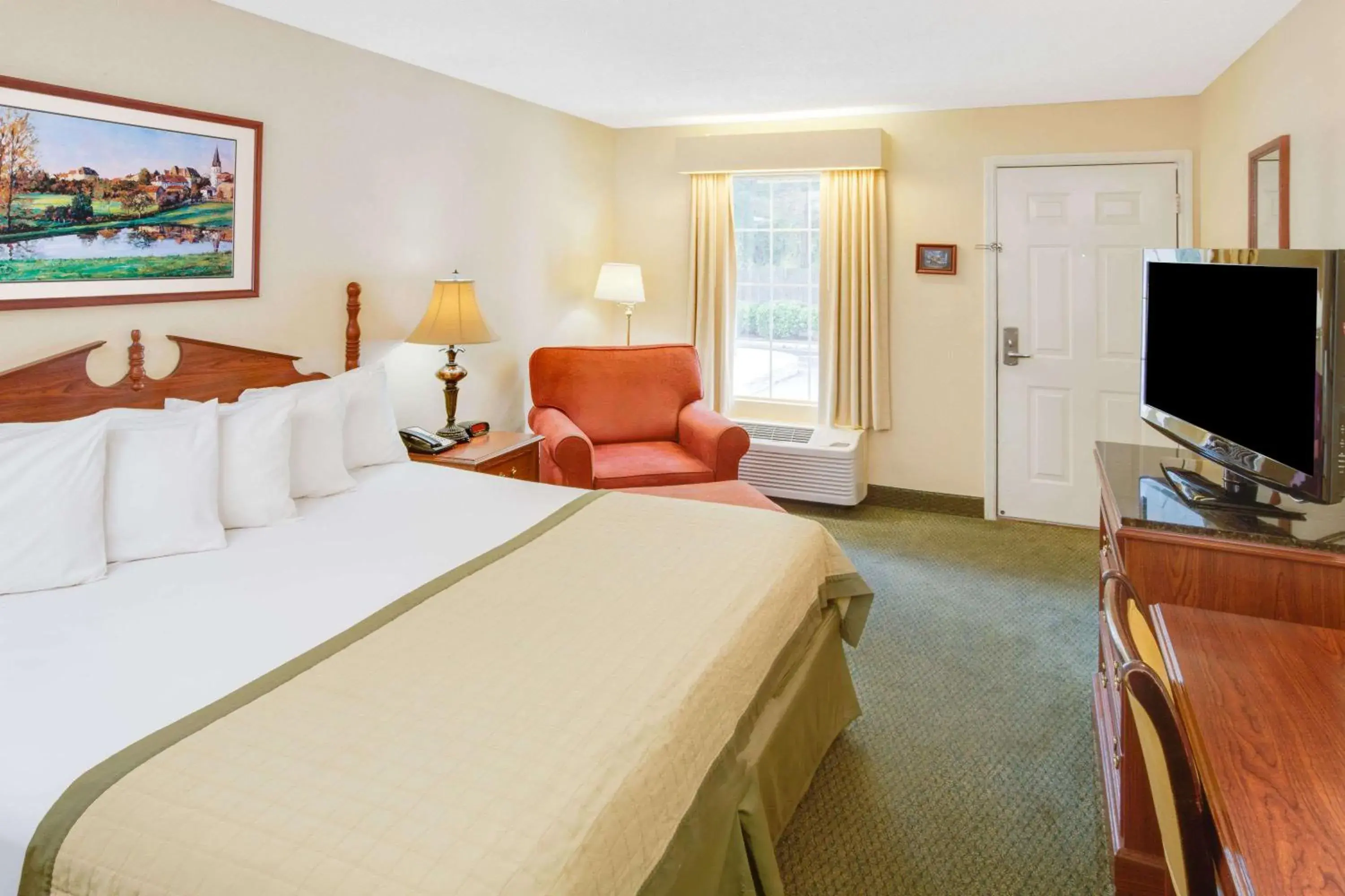 Photo of the whole room, Bed in Baymont by Wyndham Ozark