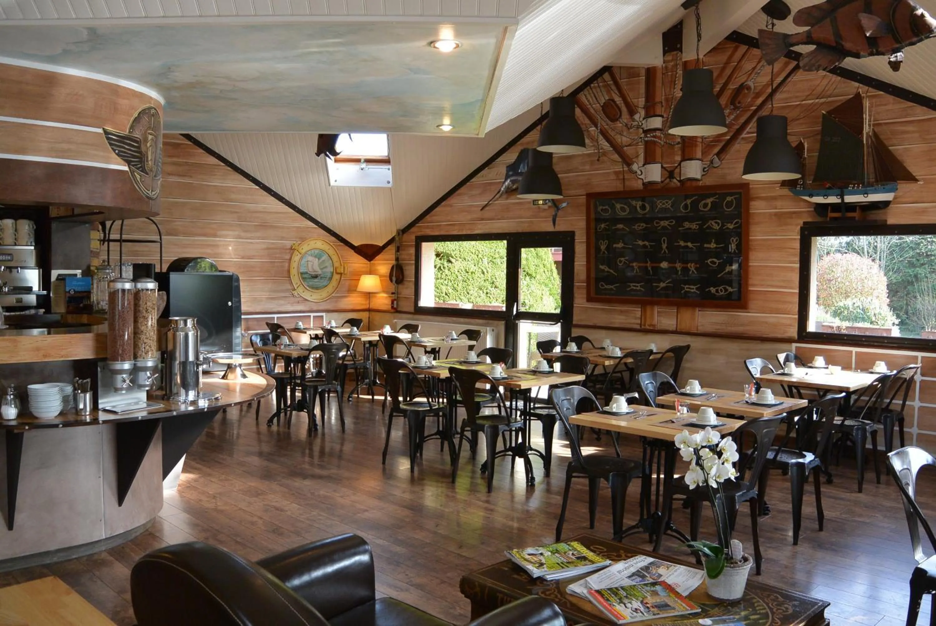 Lounge or bar in Hotel Nuit Et Jour - La Maison de Lucile